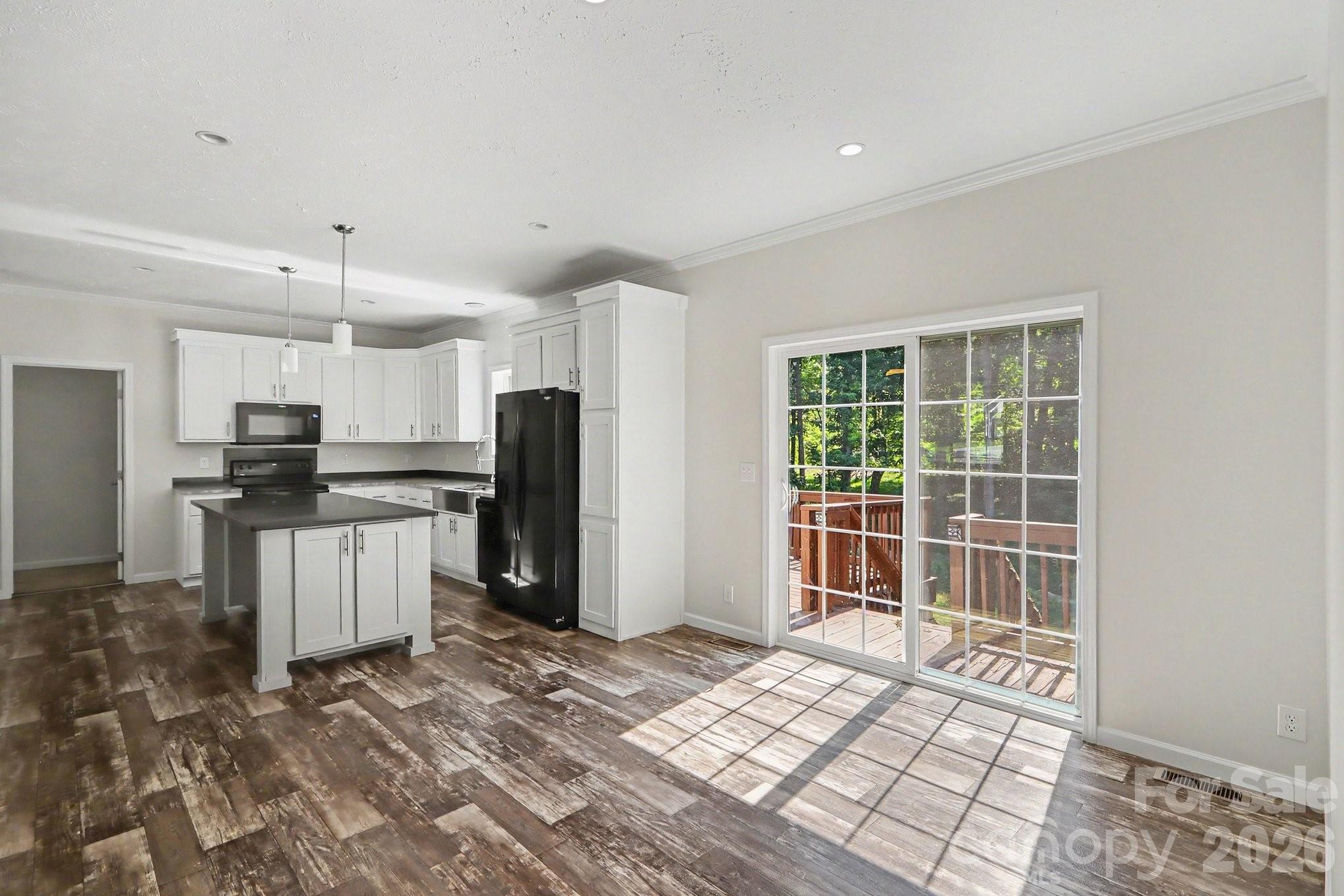 806 New Castle Court Property Photo 11