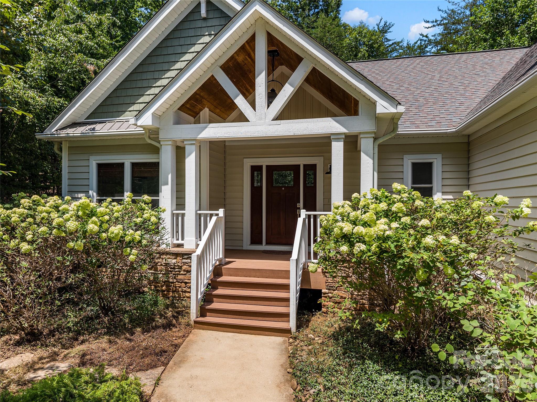 240 Persimmon Hill Drive Property Photo 3