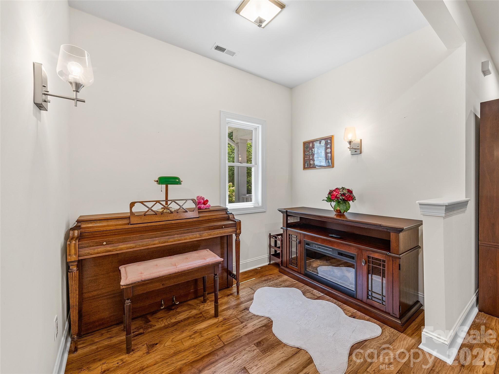 240 Persimmon Hill Drive Property Photo 25