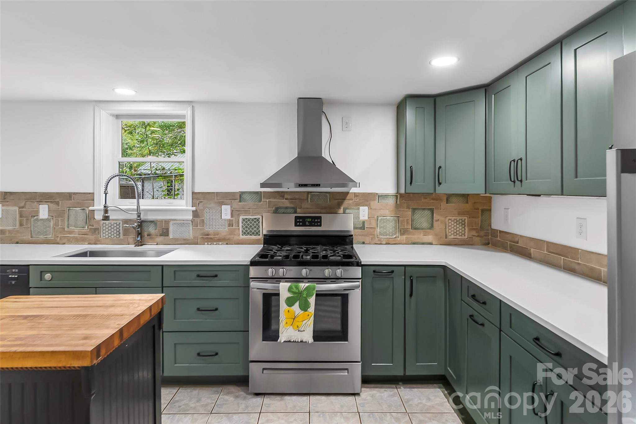 141 Silversteen Drive Property Photo 3