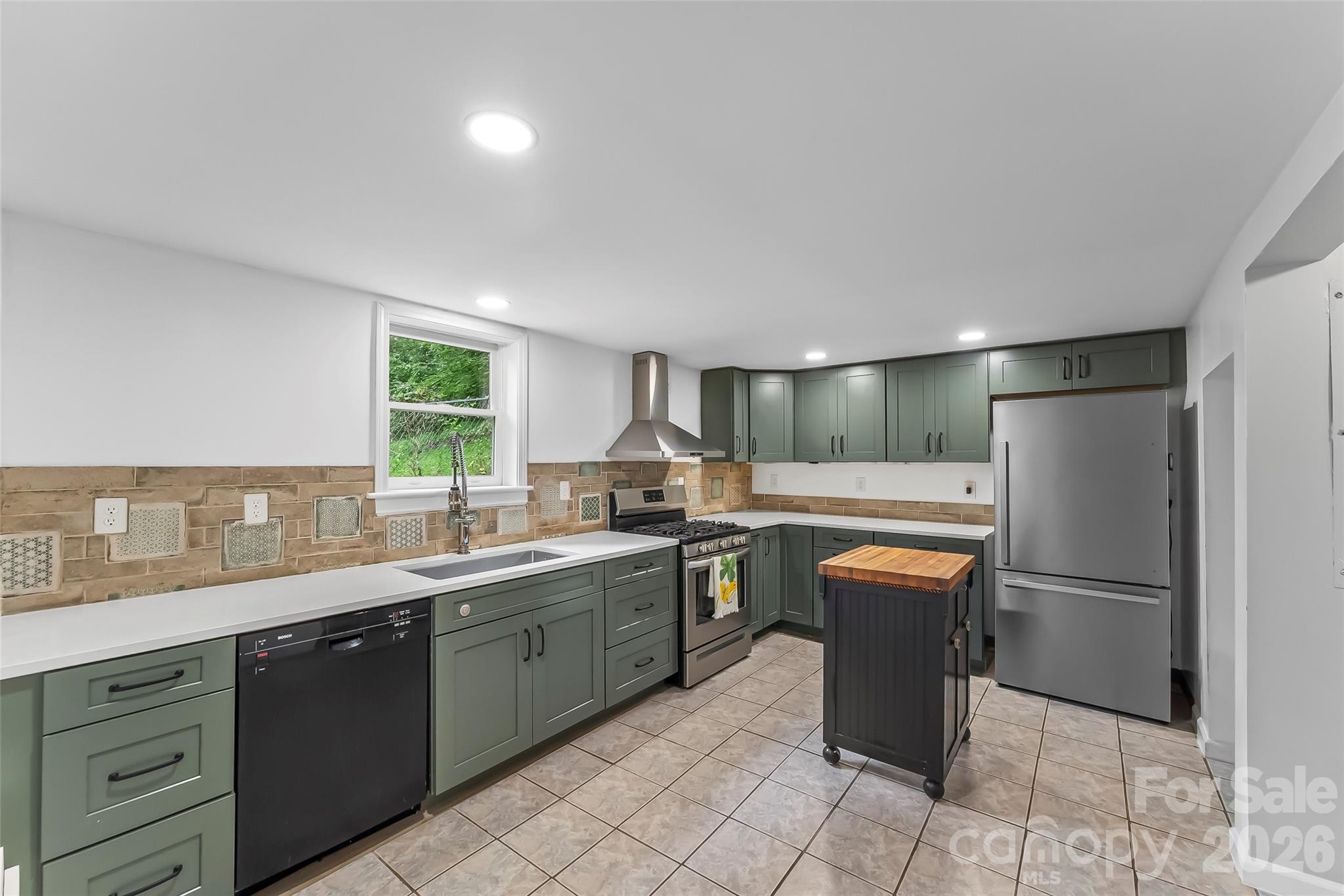 141 Silversteen Drive Property Photo 4