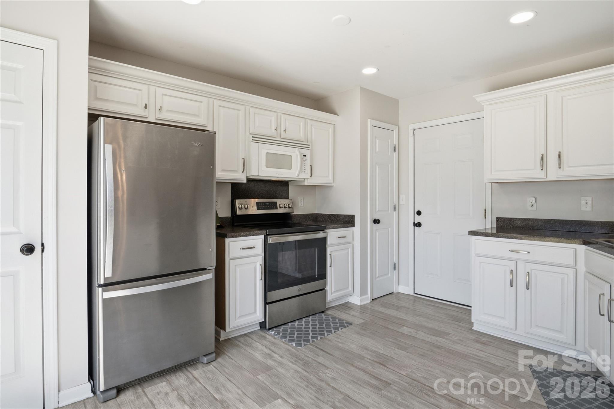377 Pelling Drive Property Photo 4