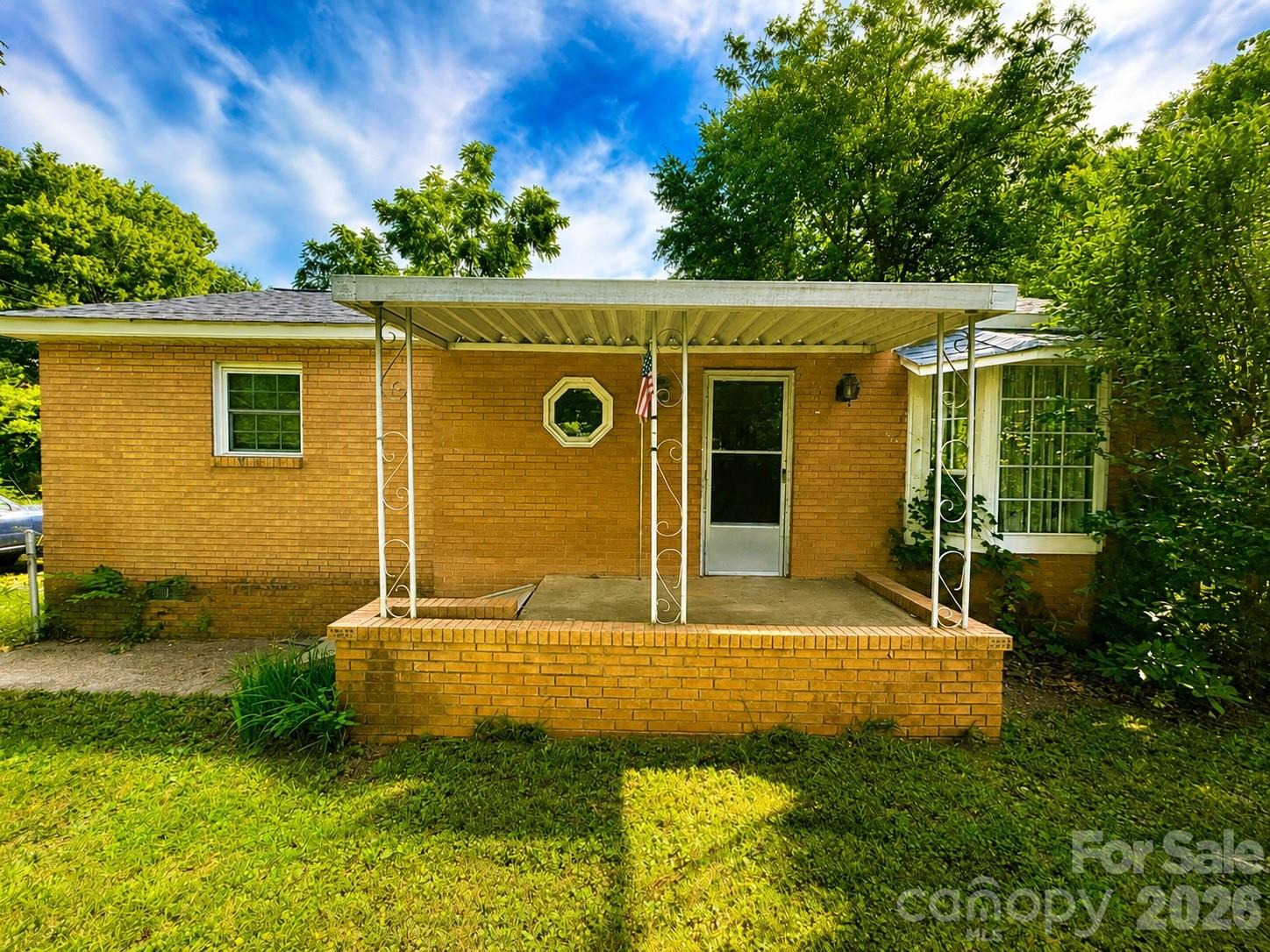 128 E Hilltop Drive Property Photo 1