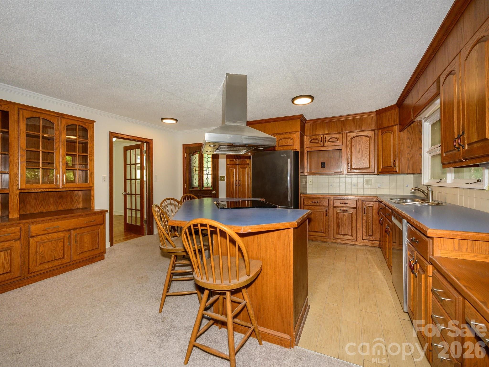 688 Grandview Drive Property Photo 11