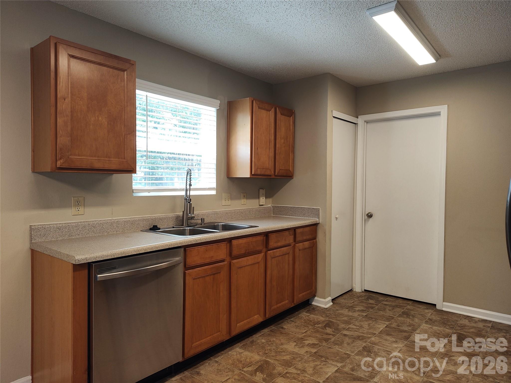 2038 Dunsmore Lane Property Photo 5