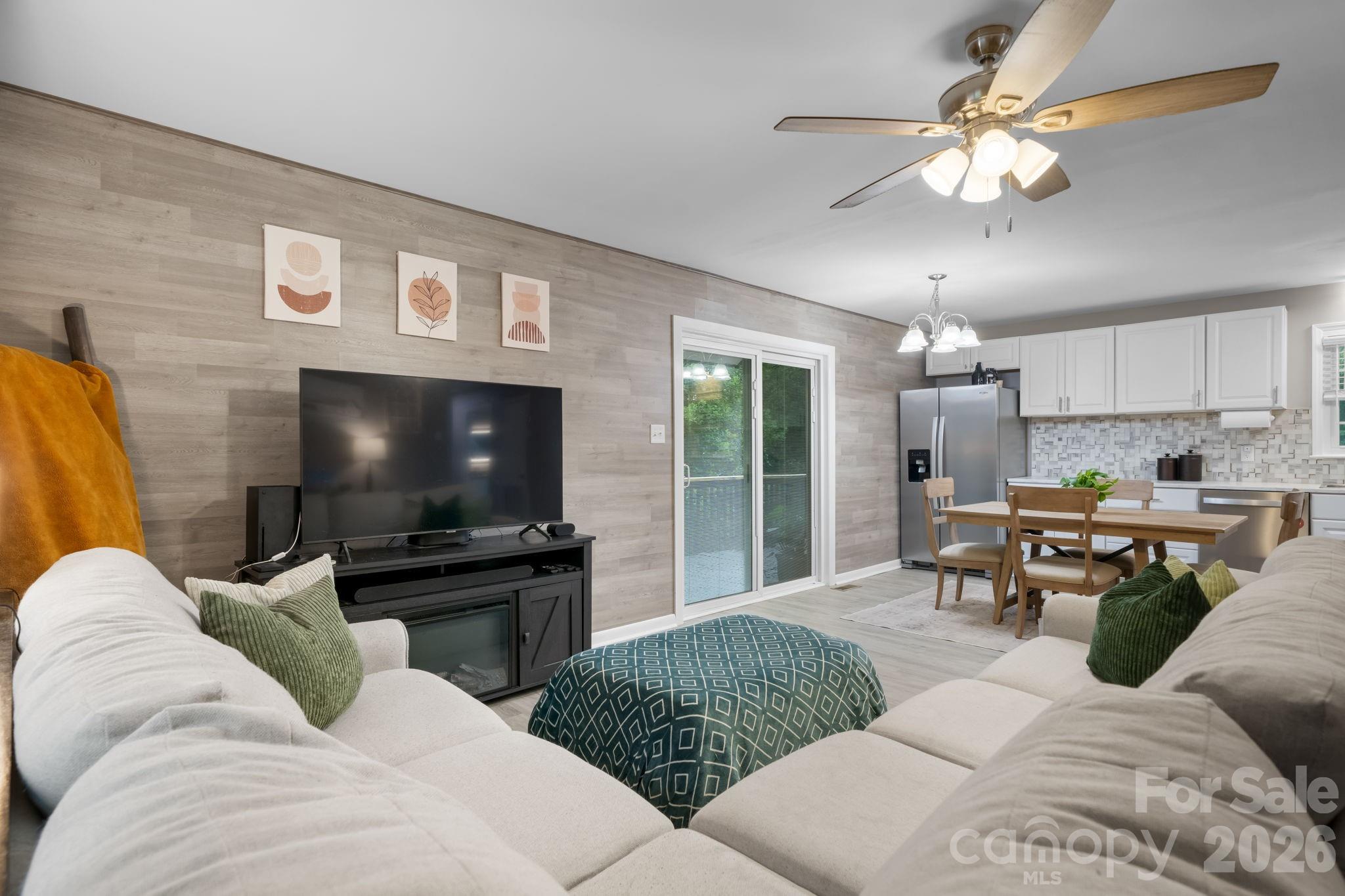 1172 Sunset Court Property Photo 6