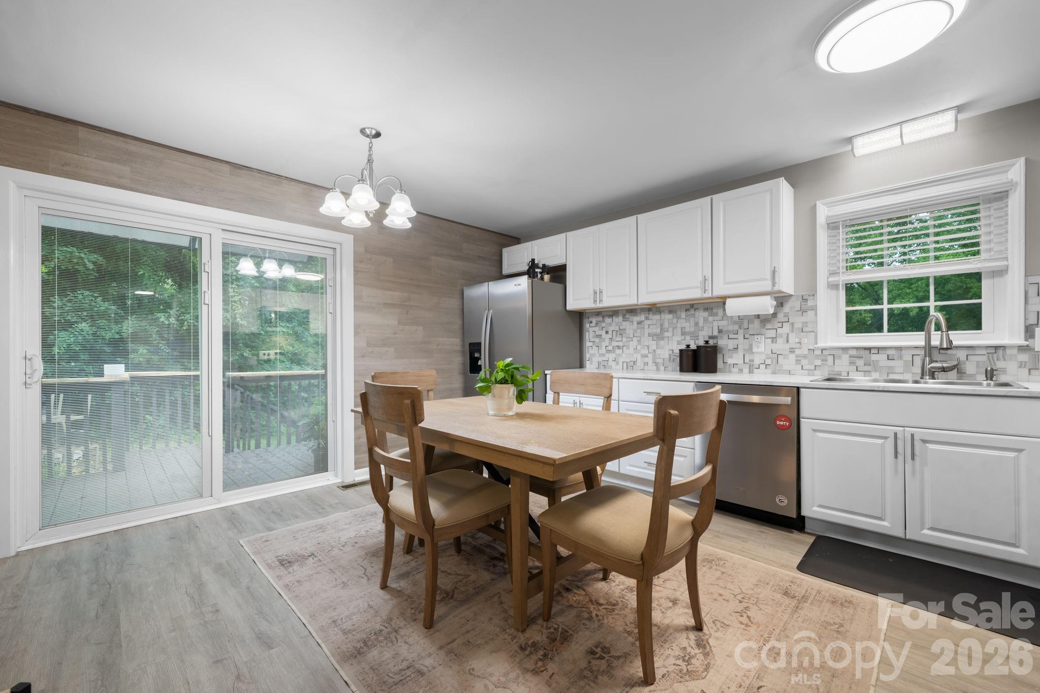 1172 Sunset Court Property Photo 8