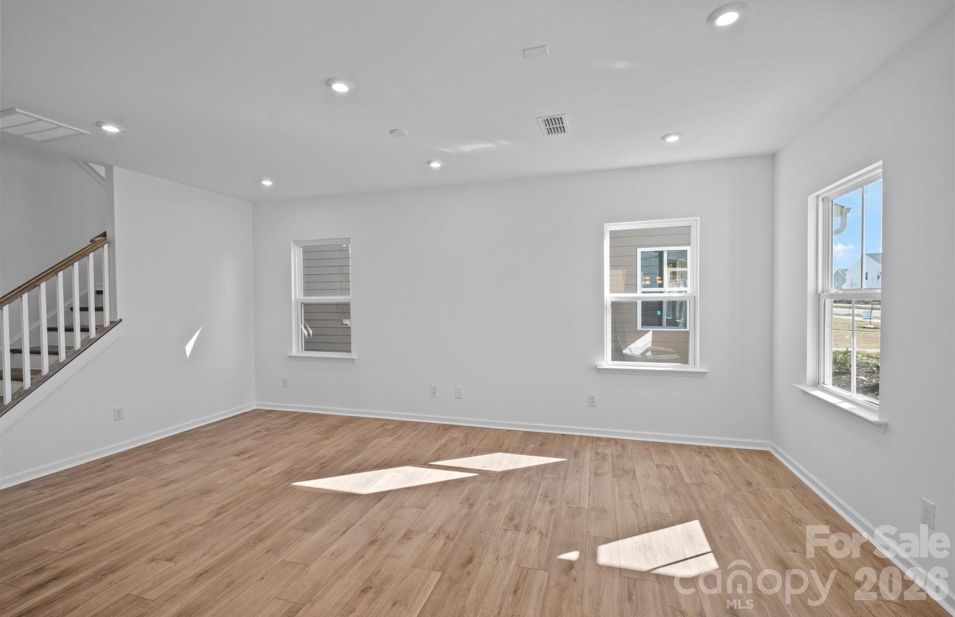 2124 Waterfall Way Property Photo 2