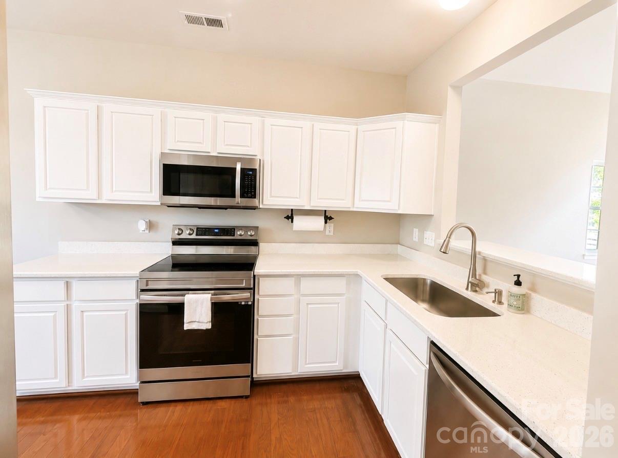 320 Shingleoak Drive Property Photo 10