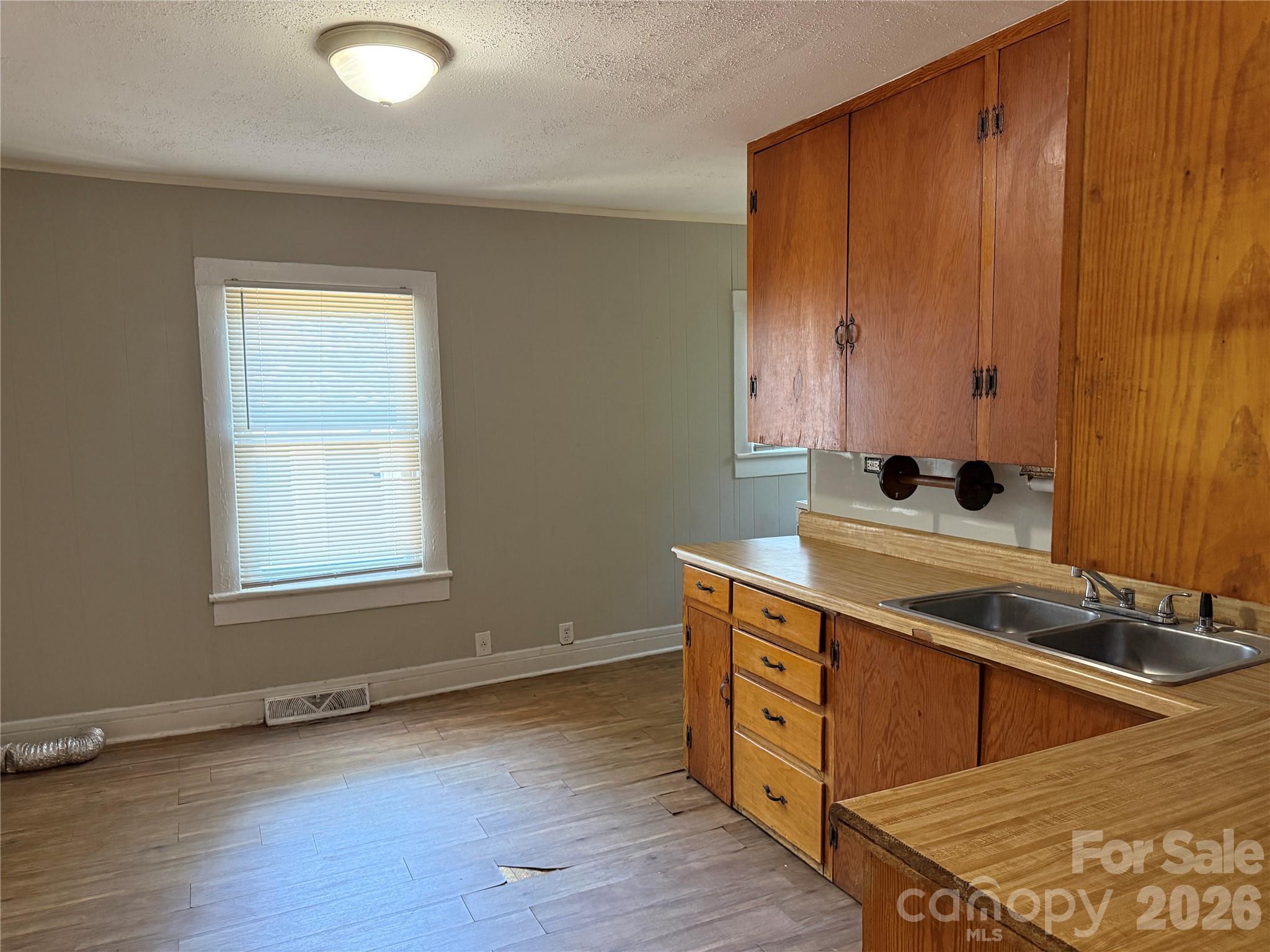 514 S Avon Street Property Photo 7