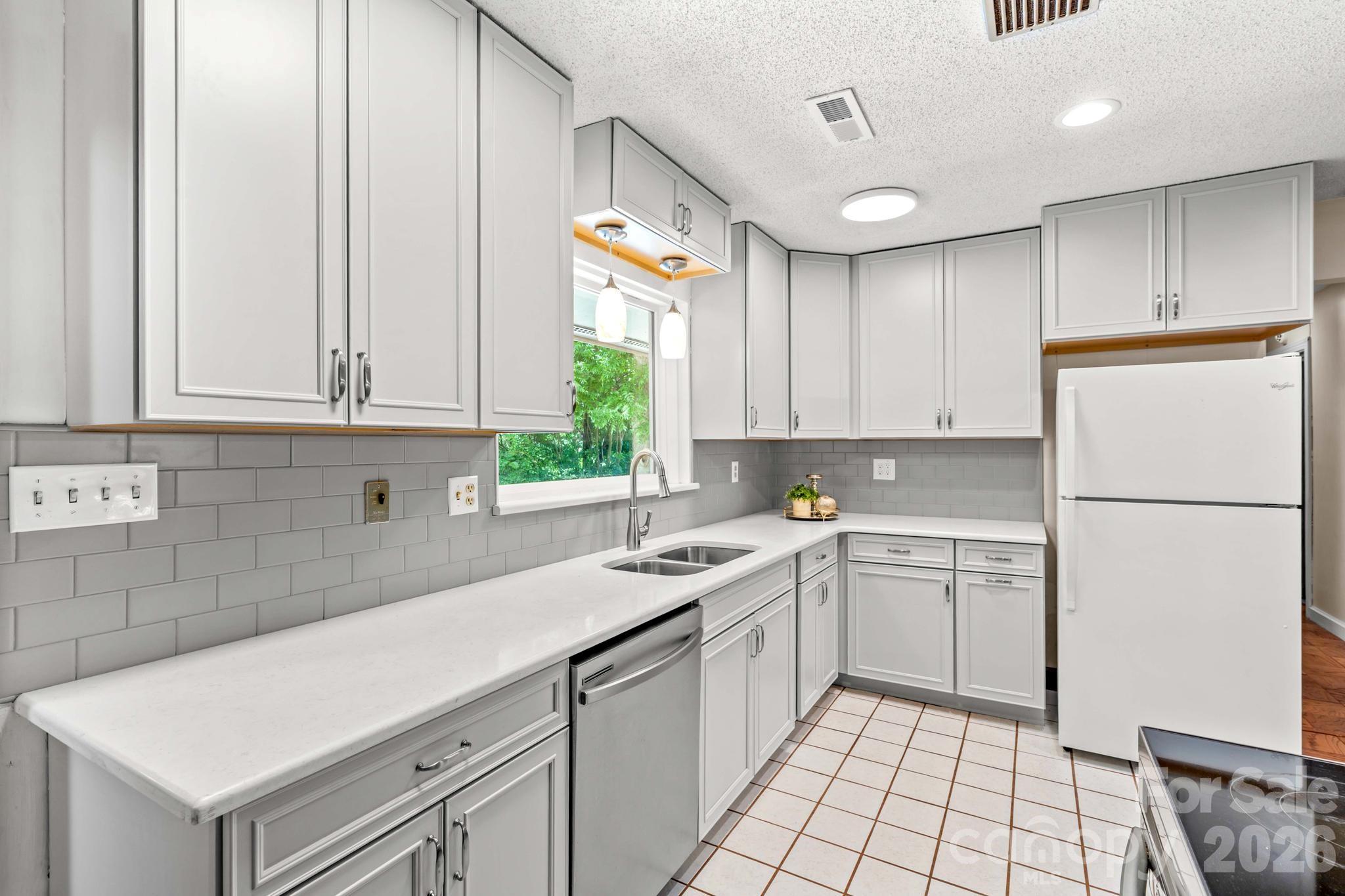 1221 Forestdale Drive Property Photo 10