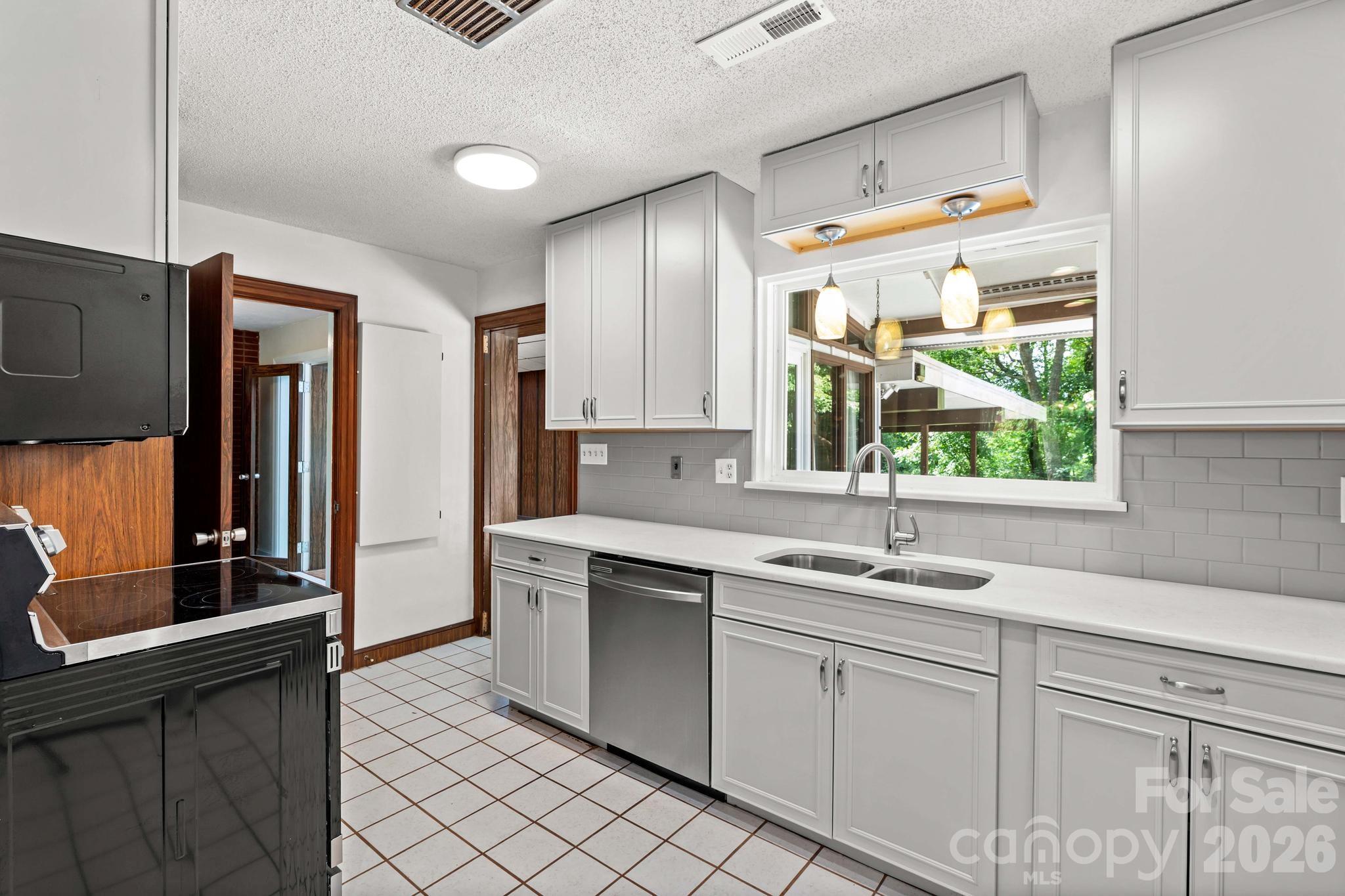 1221 Forestdale Drive Property Photo 12
