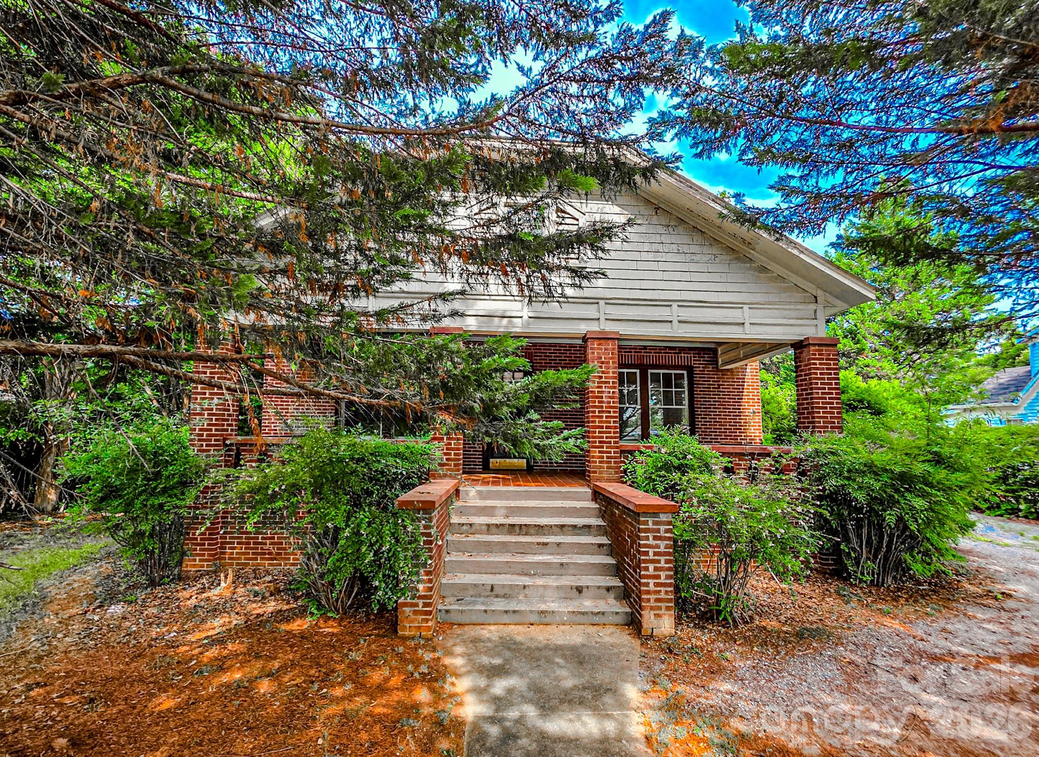 154 S Broadway Street Property Photo 1