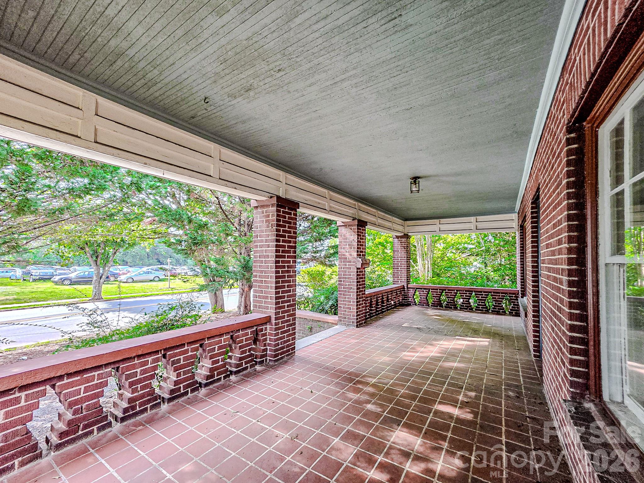 154 S Broadway Street Property Photo 4