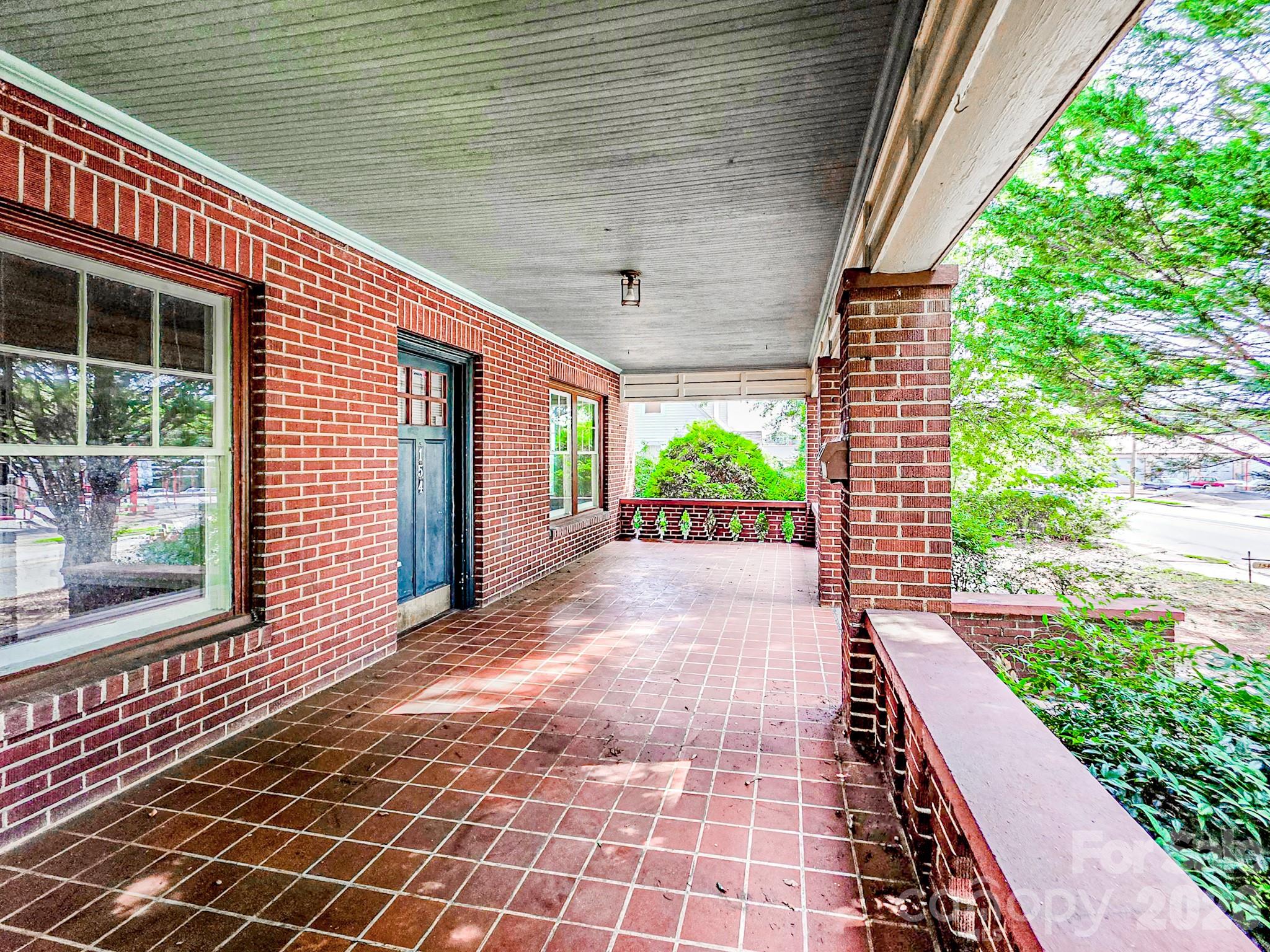154 S Broadway Street Property Photo 5