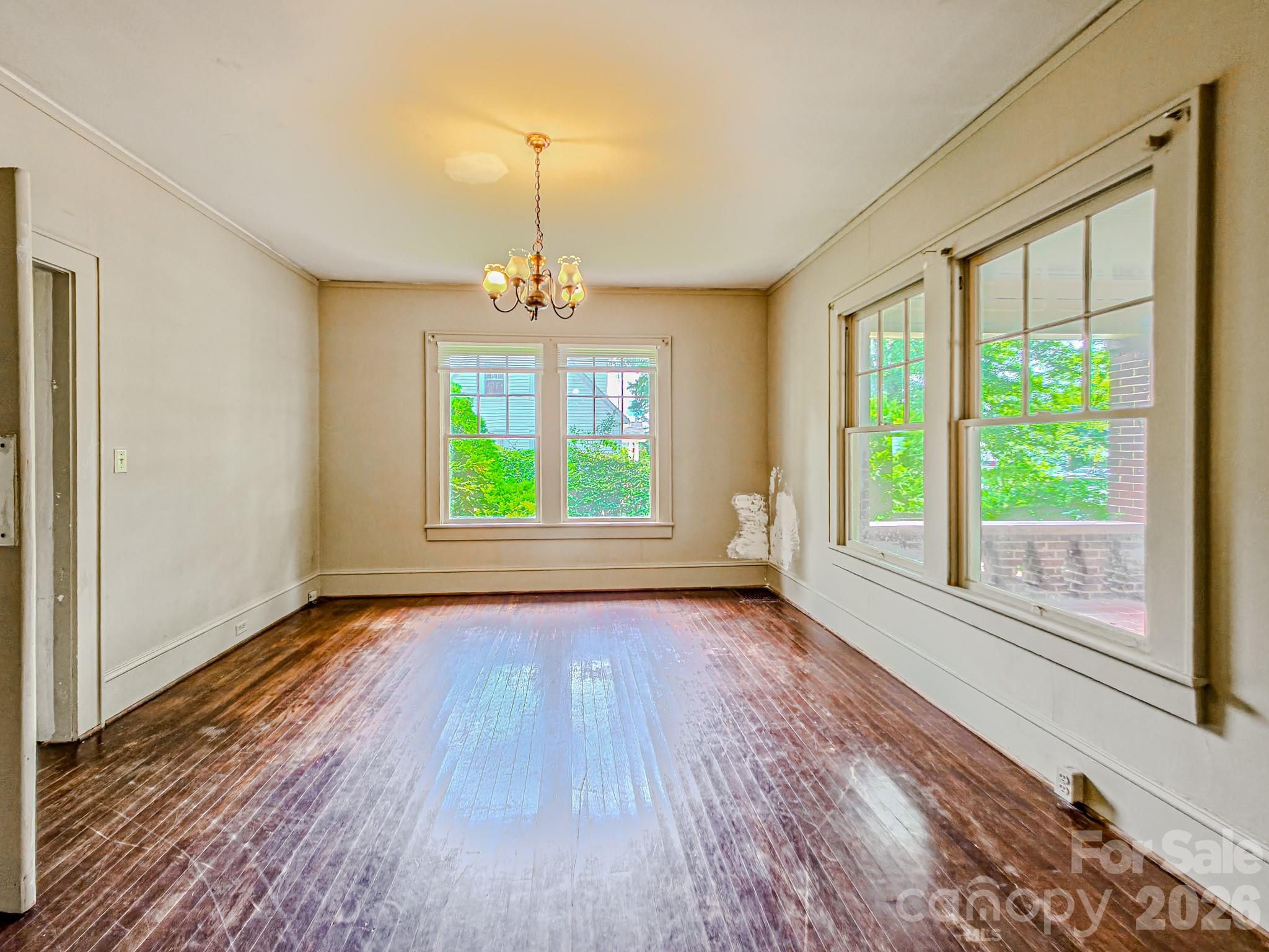 154 S Broadway Street Property Photo 6
