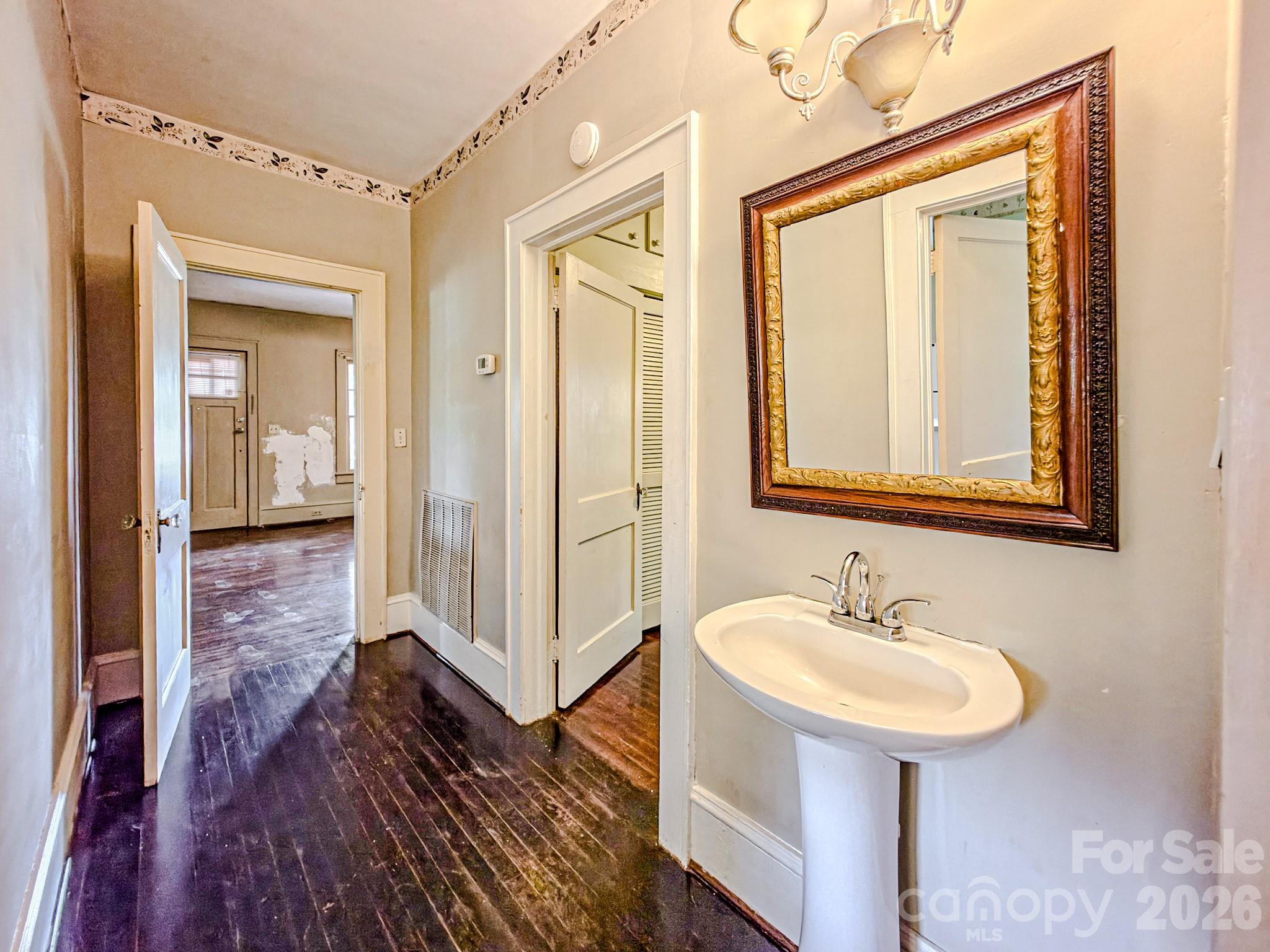 154 S Broadway Street Property Photo 8