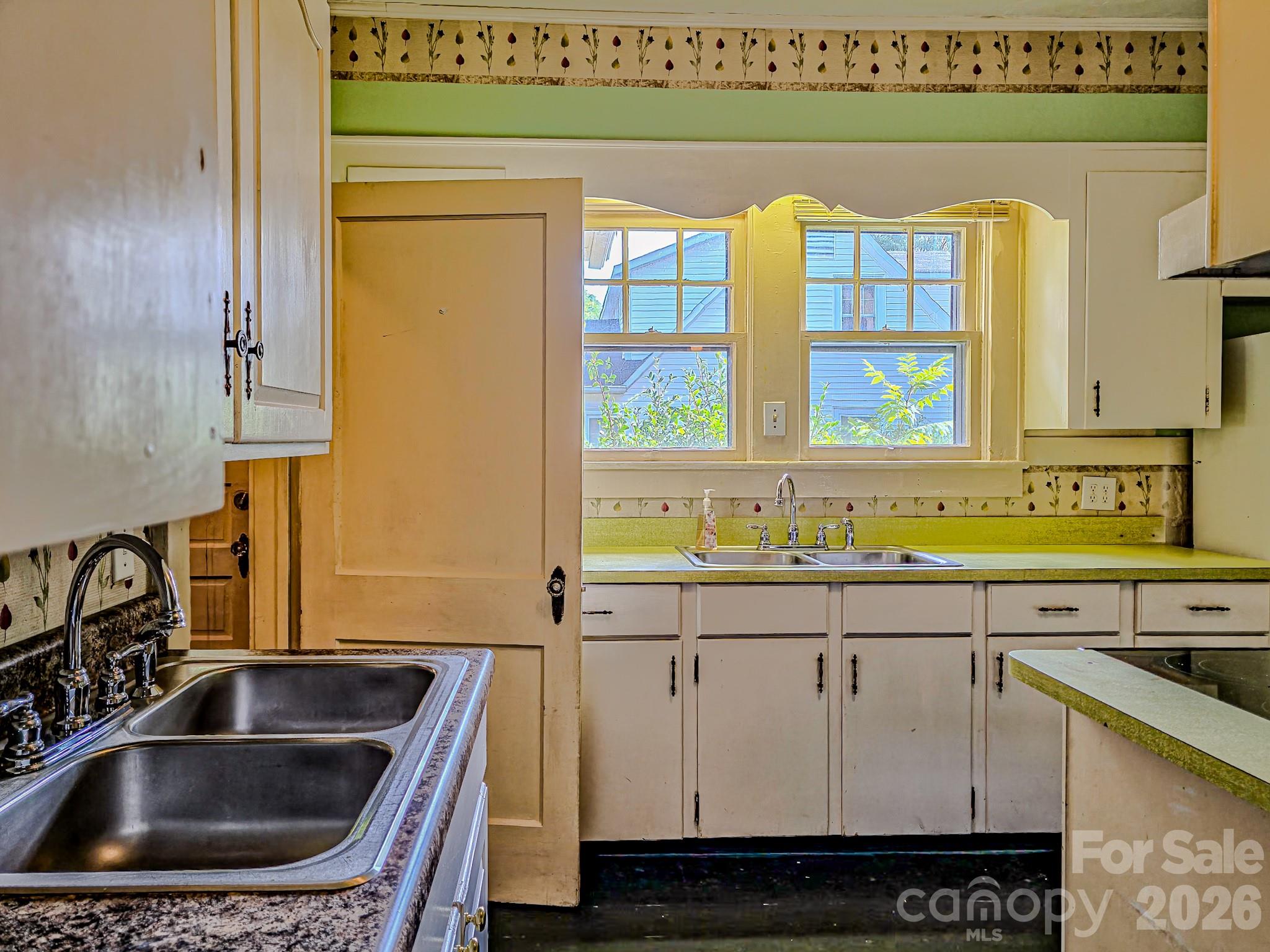154 S Broadway Street Property Photo 10