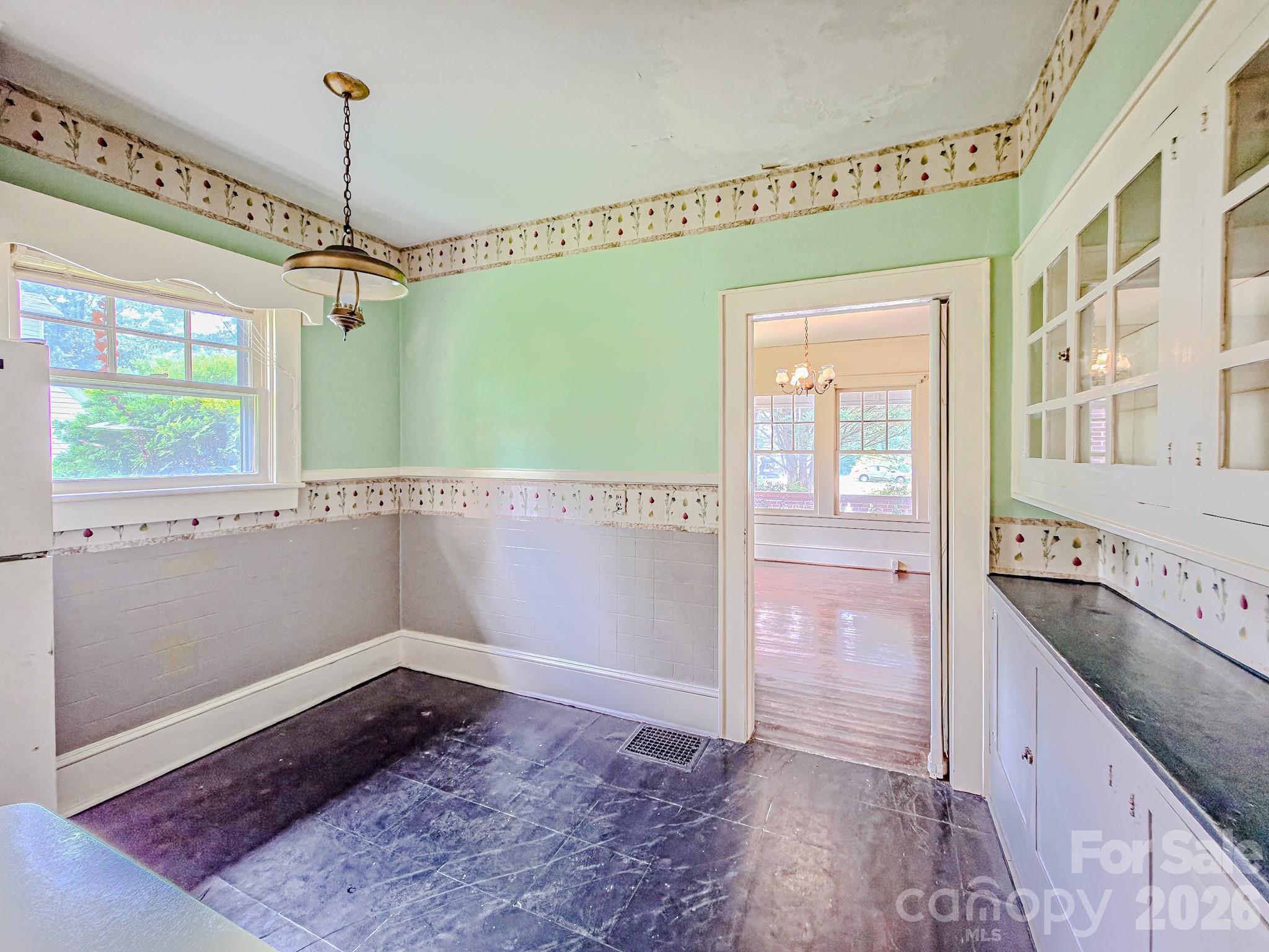 154 S Broadway Street Property Photo 12