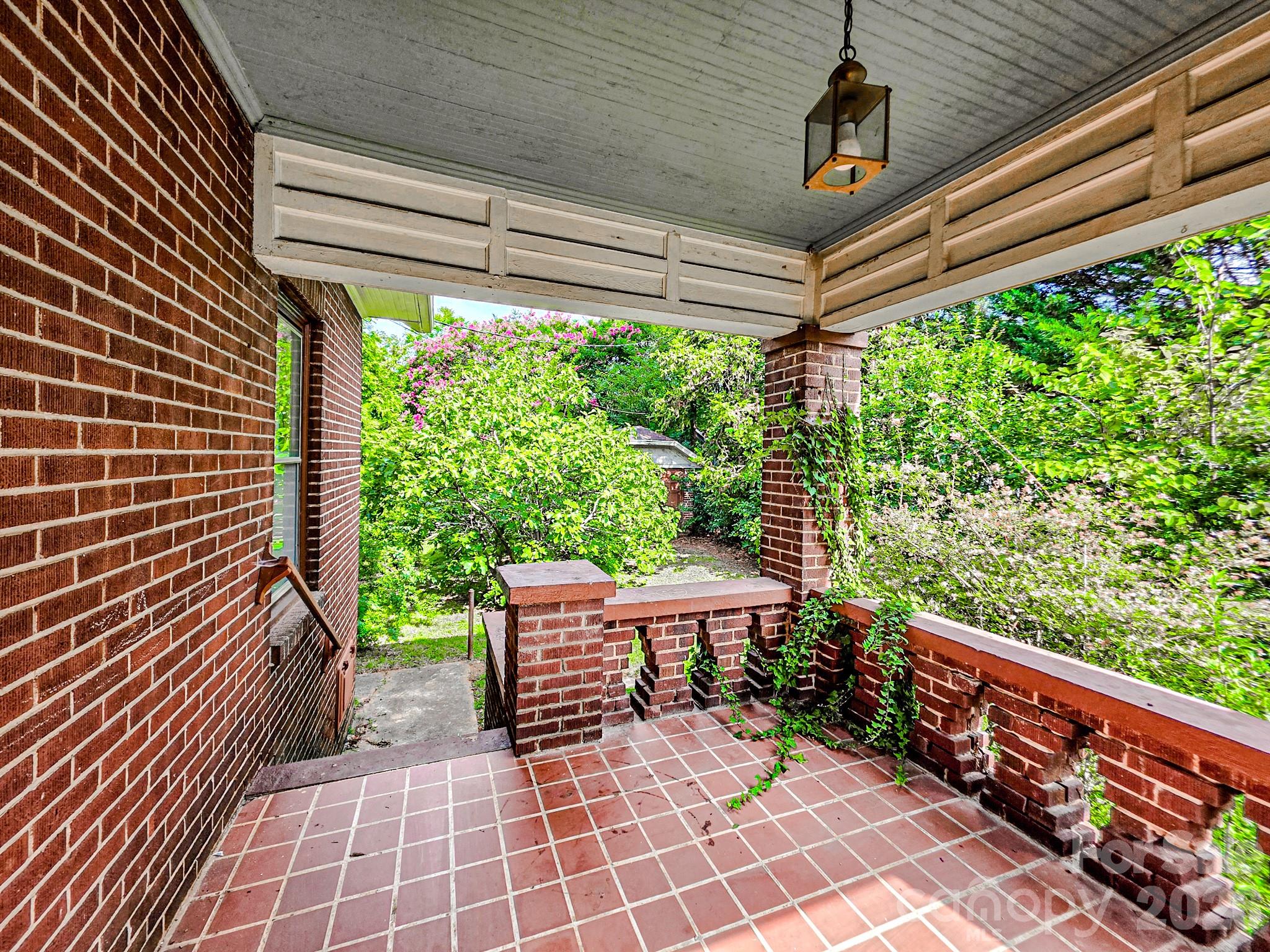154 S Broadway Street Property Photo 15