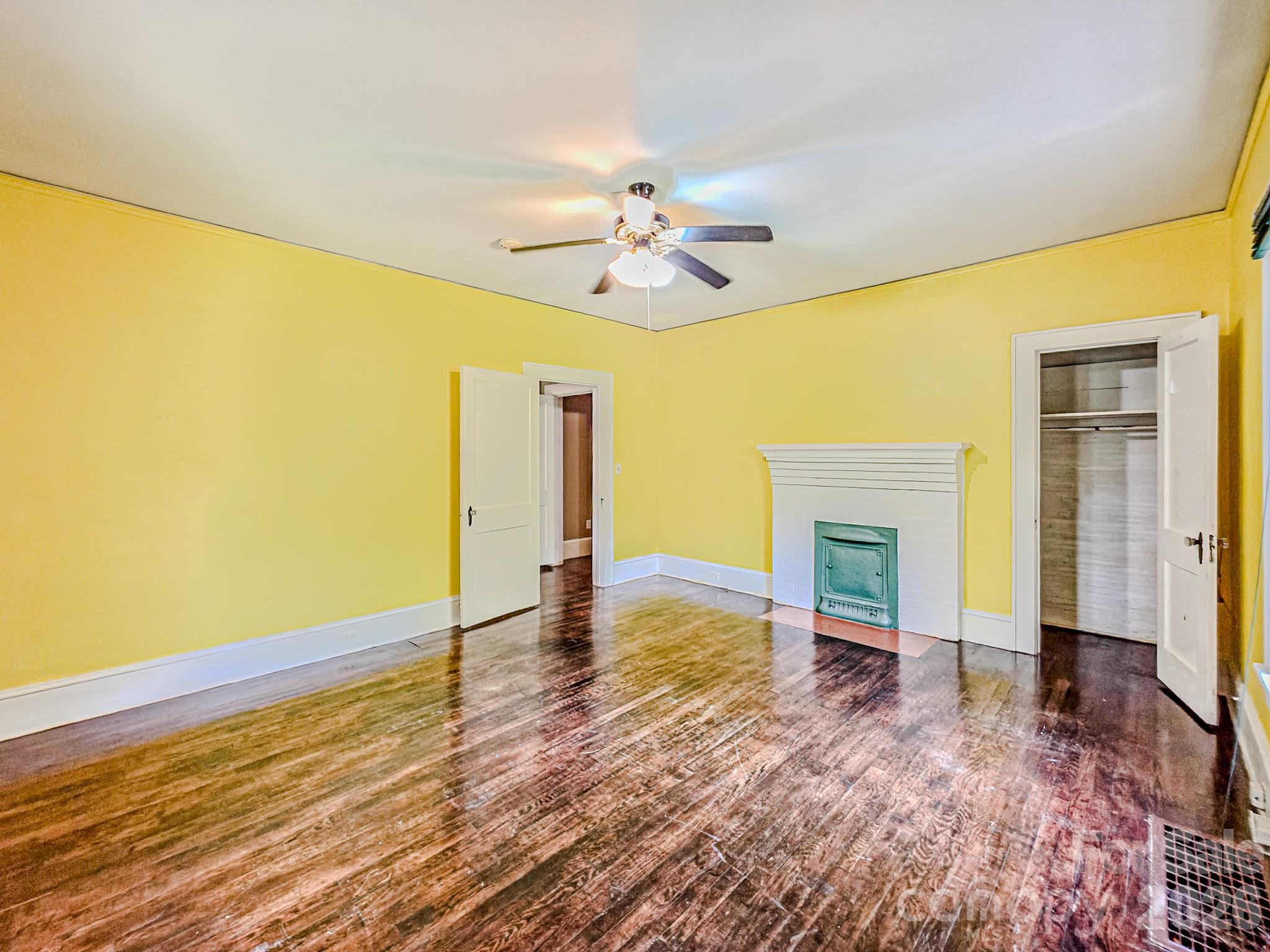 154 S Broadway Street Property Photo 16