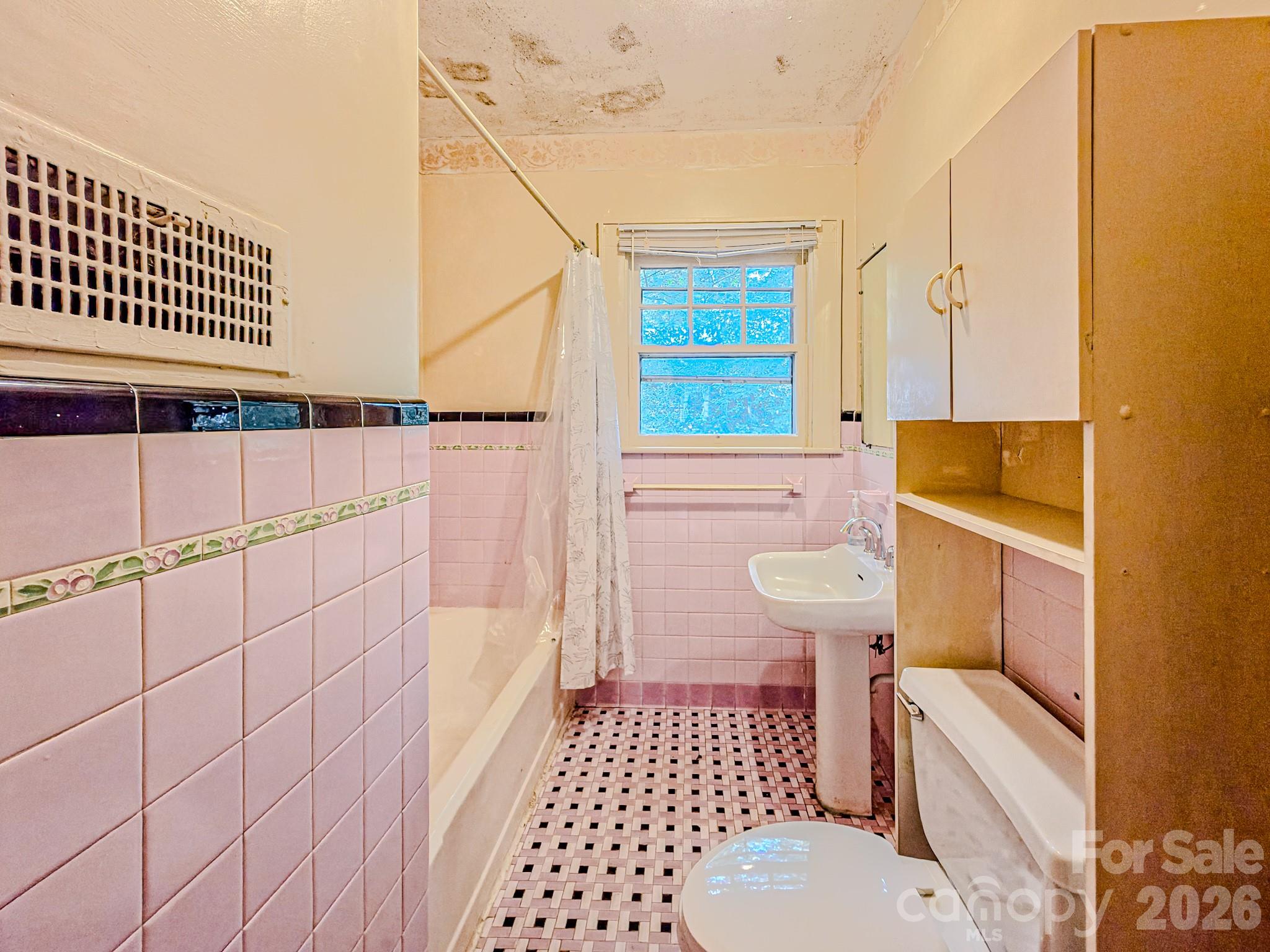154 S Broadway Street Property Photo 18