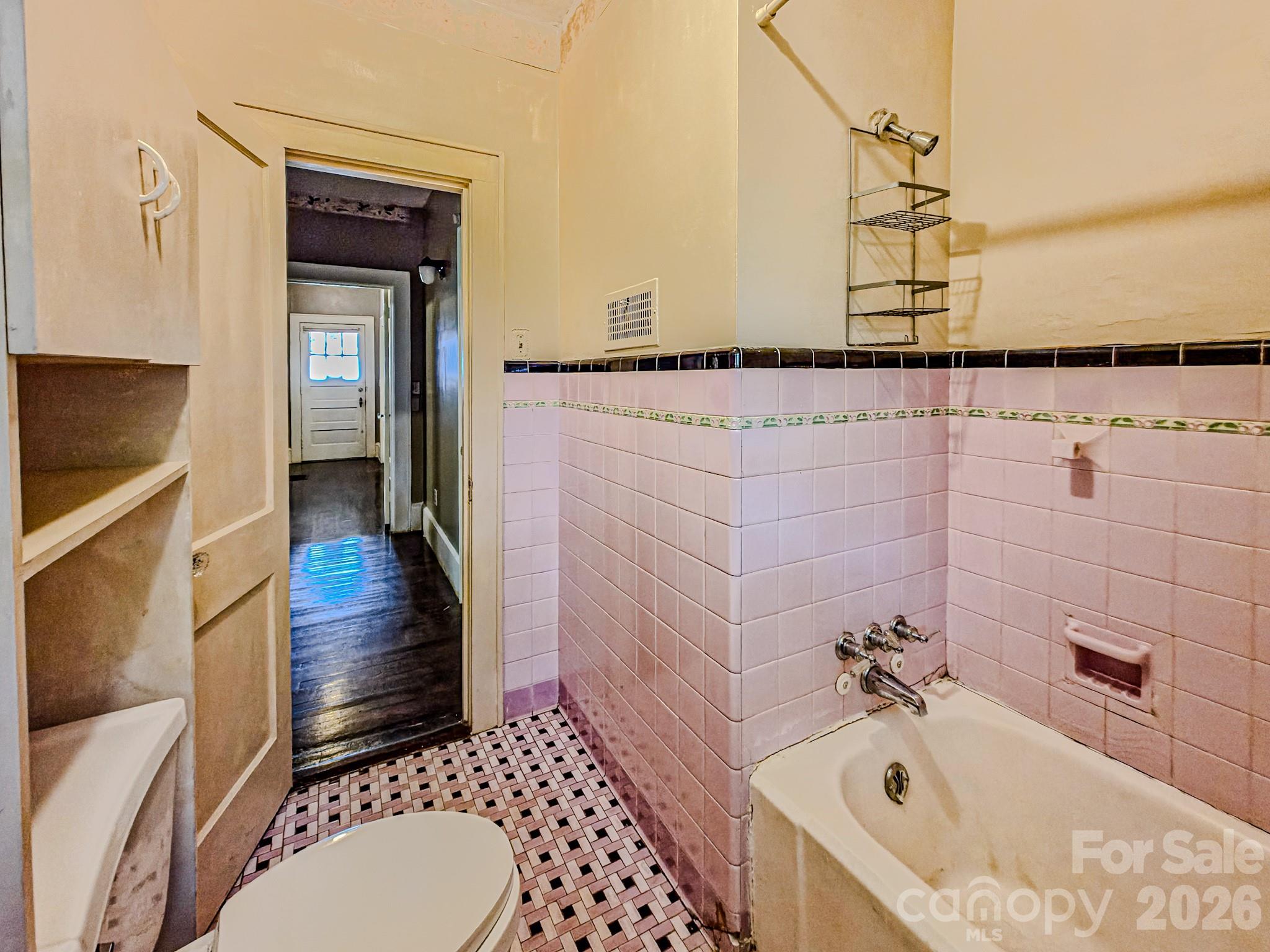 154 S Broadway Street Property Photo 19
