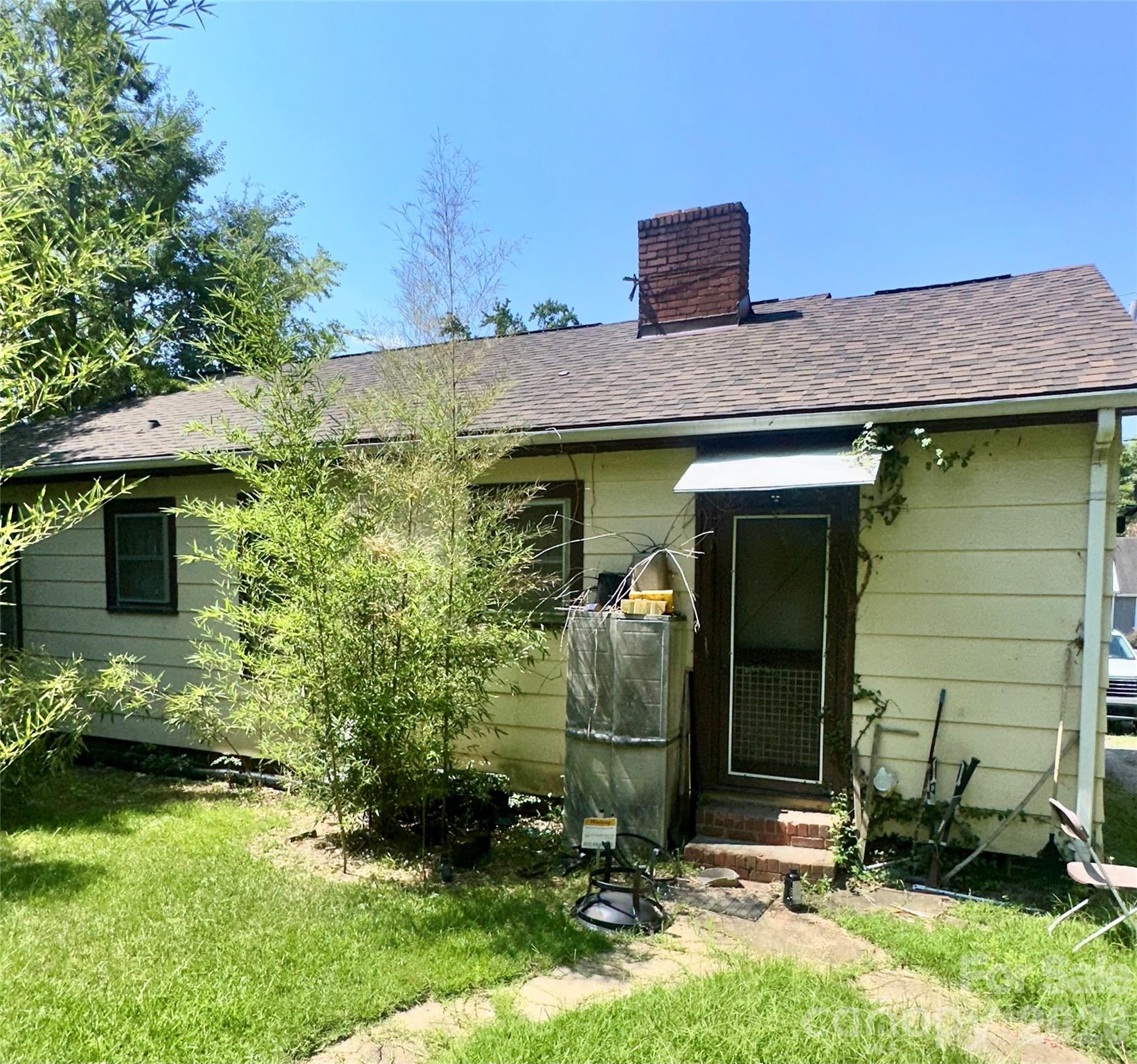 627 E Black Street Property Photo 2