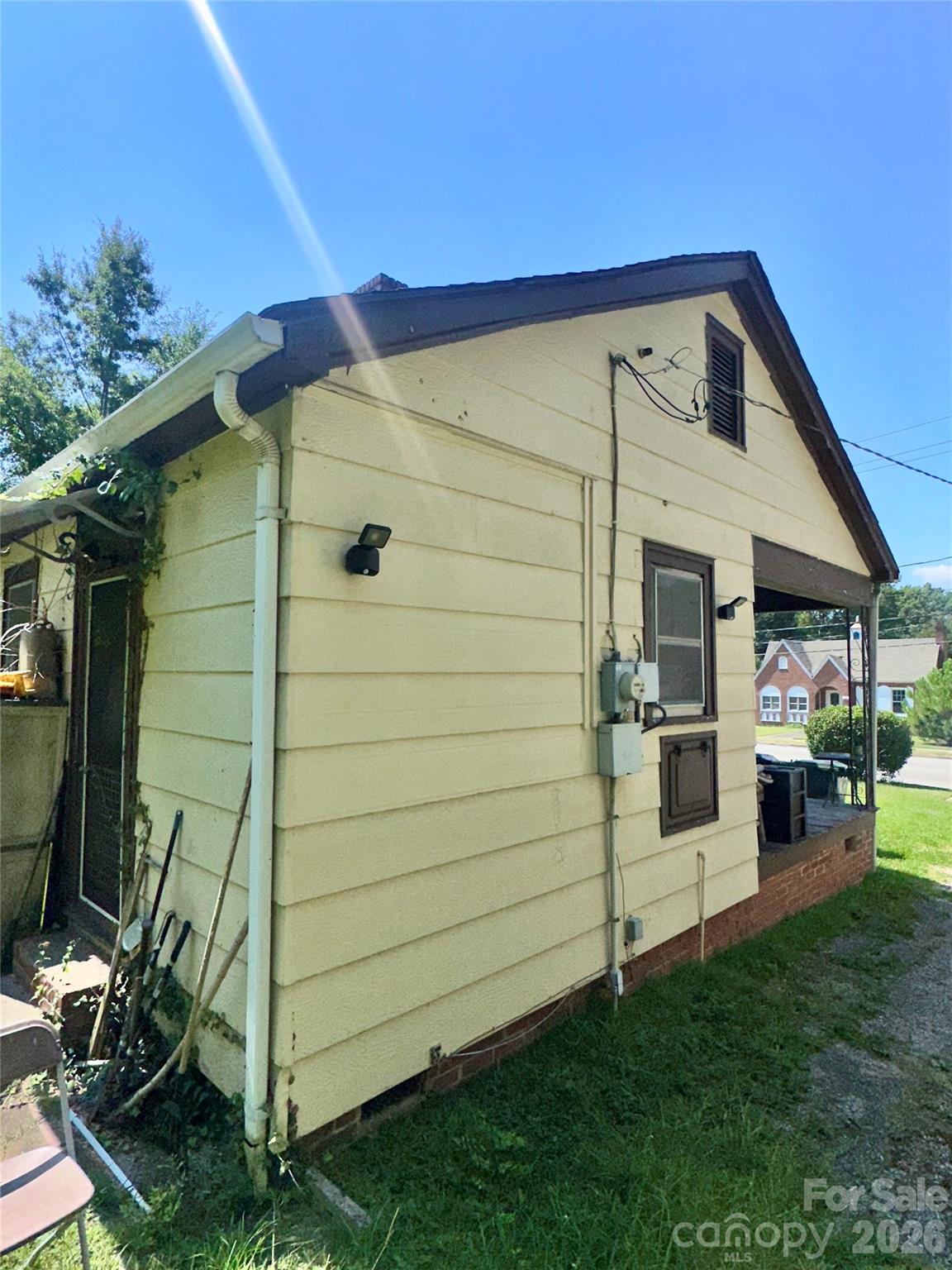 627 E Black Street Property Photo 3