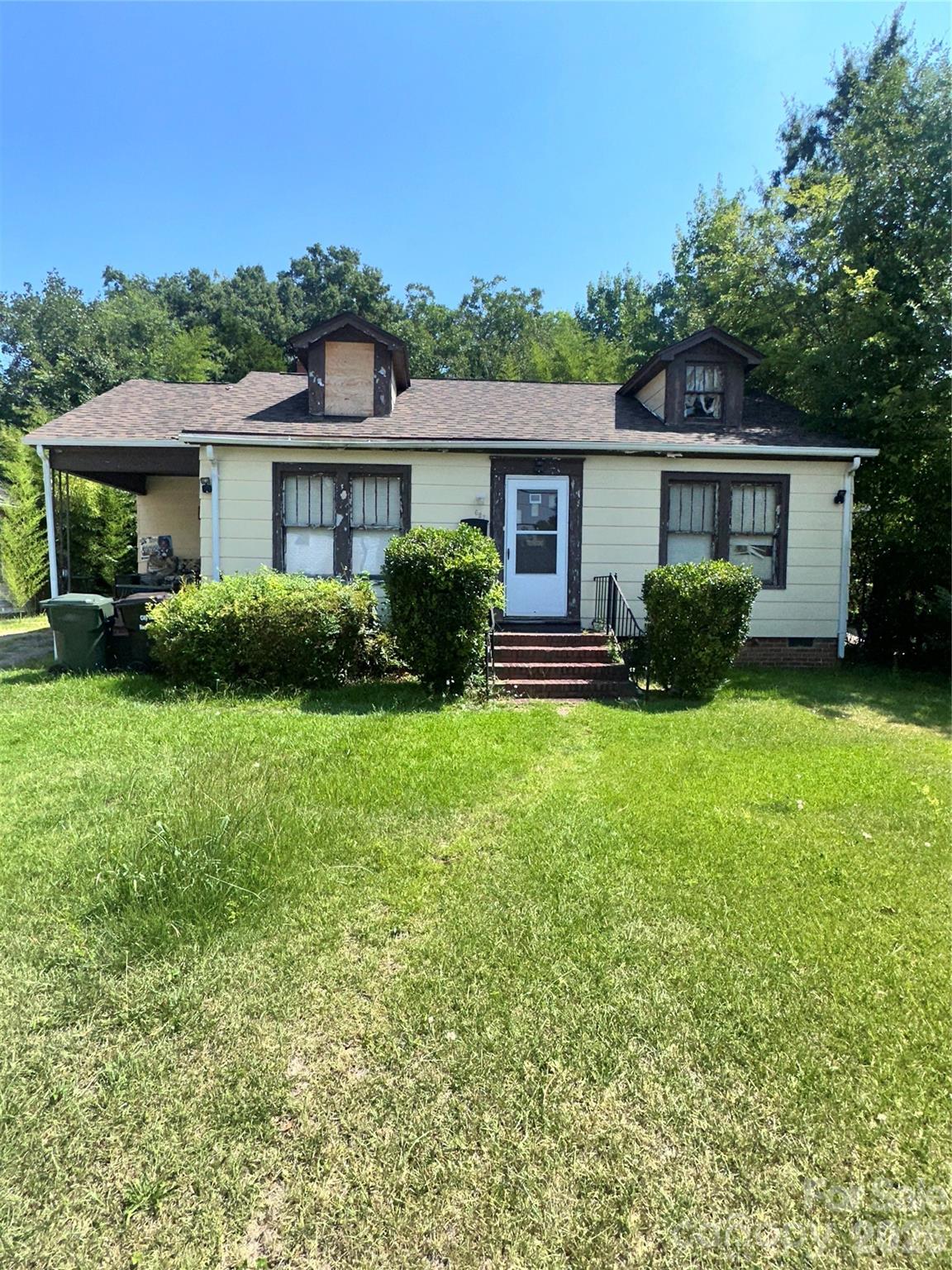 627 E Black Street Property Photo 12