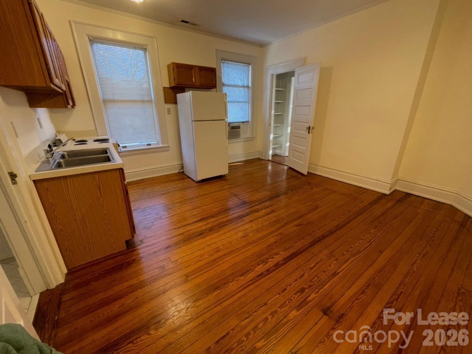 501 E Kingston Avenue E Property Photo 8