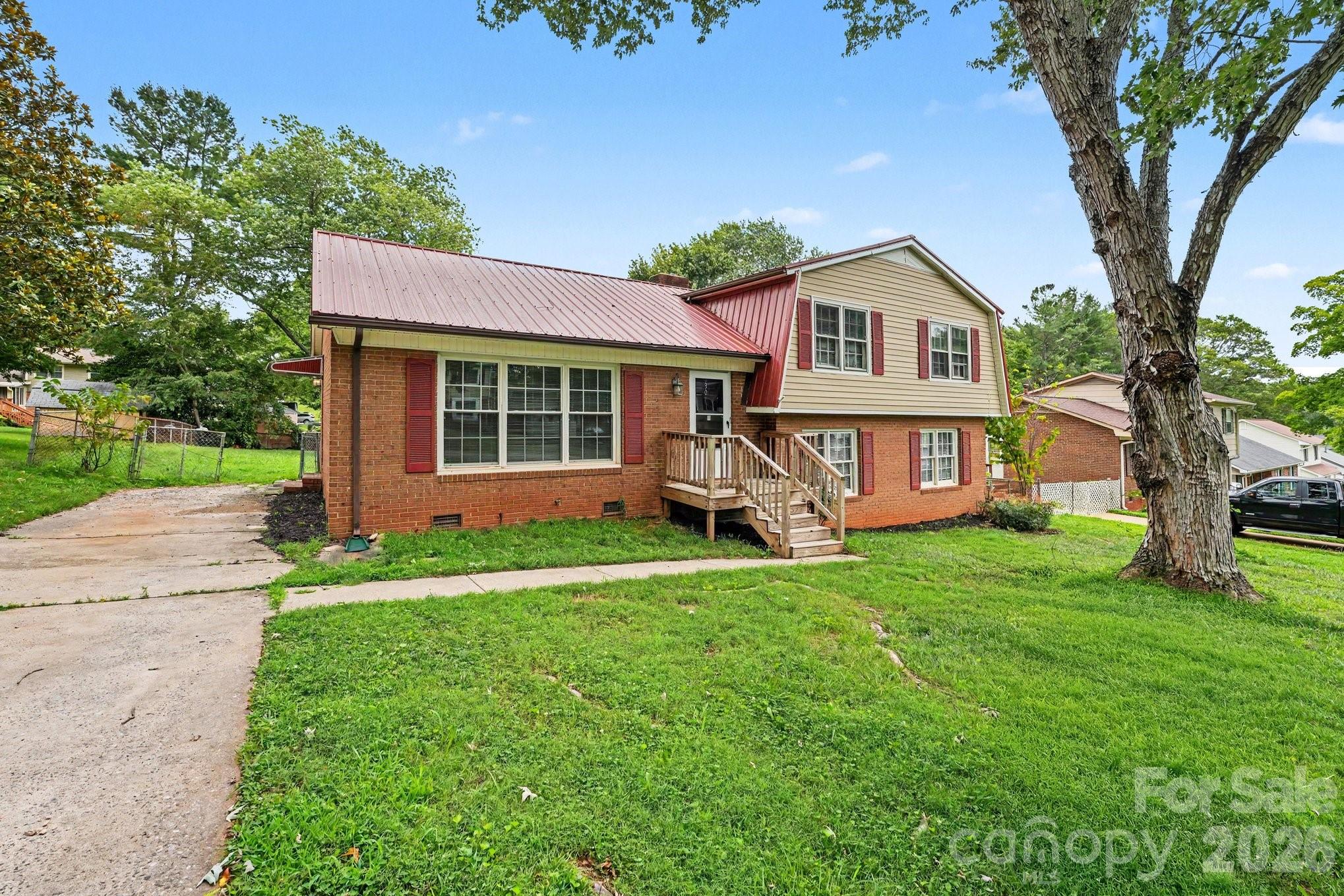 630 Colonial Drive Property Photo 3