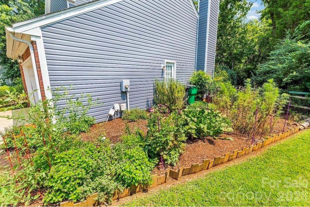 9800 Furlong Trail Property Photo 4