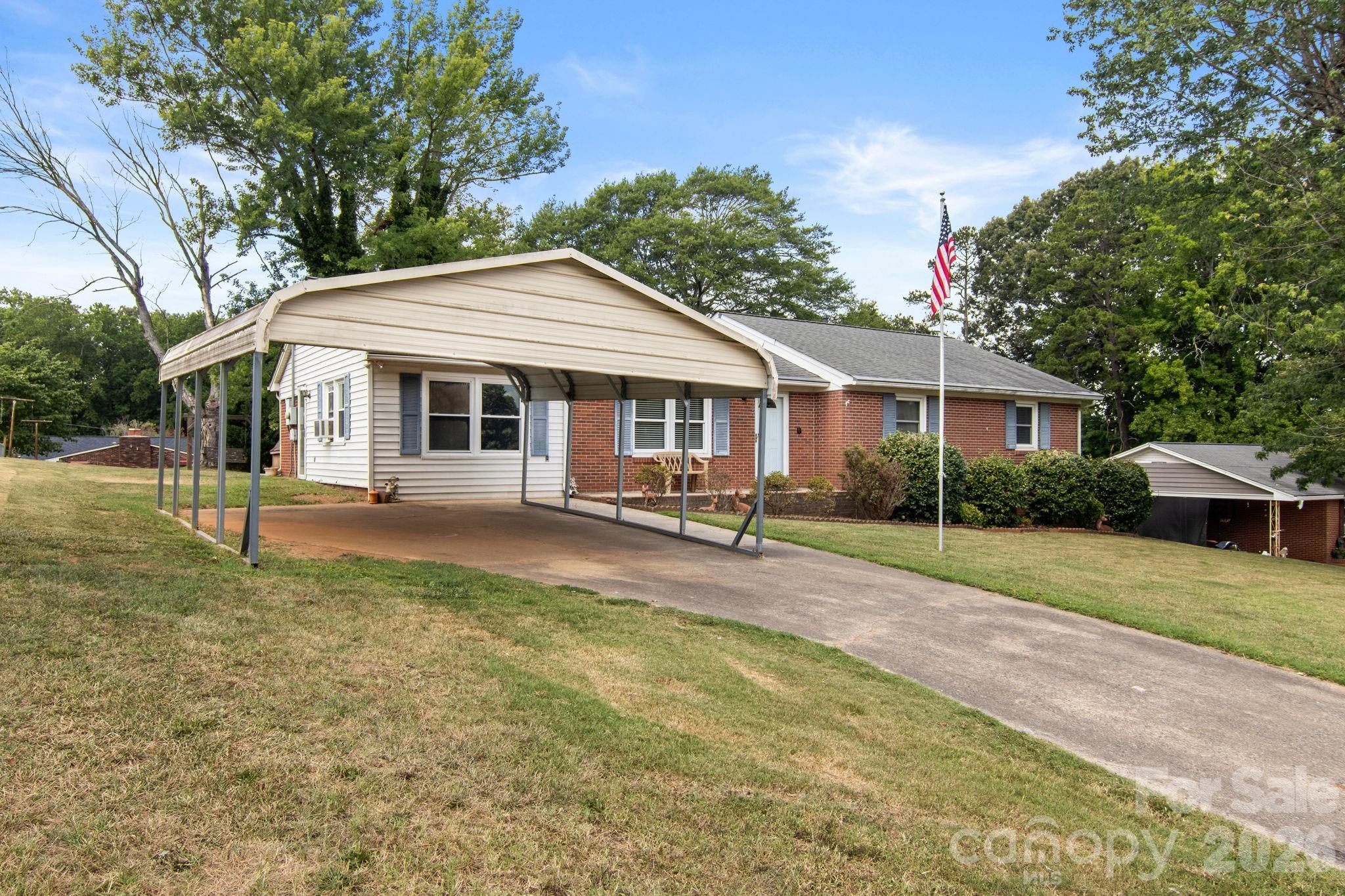 307 Somerset Drive Property Photo 2