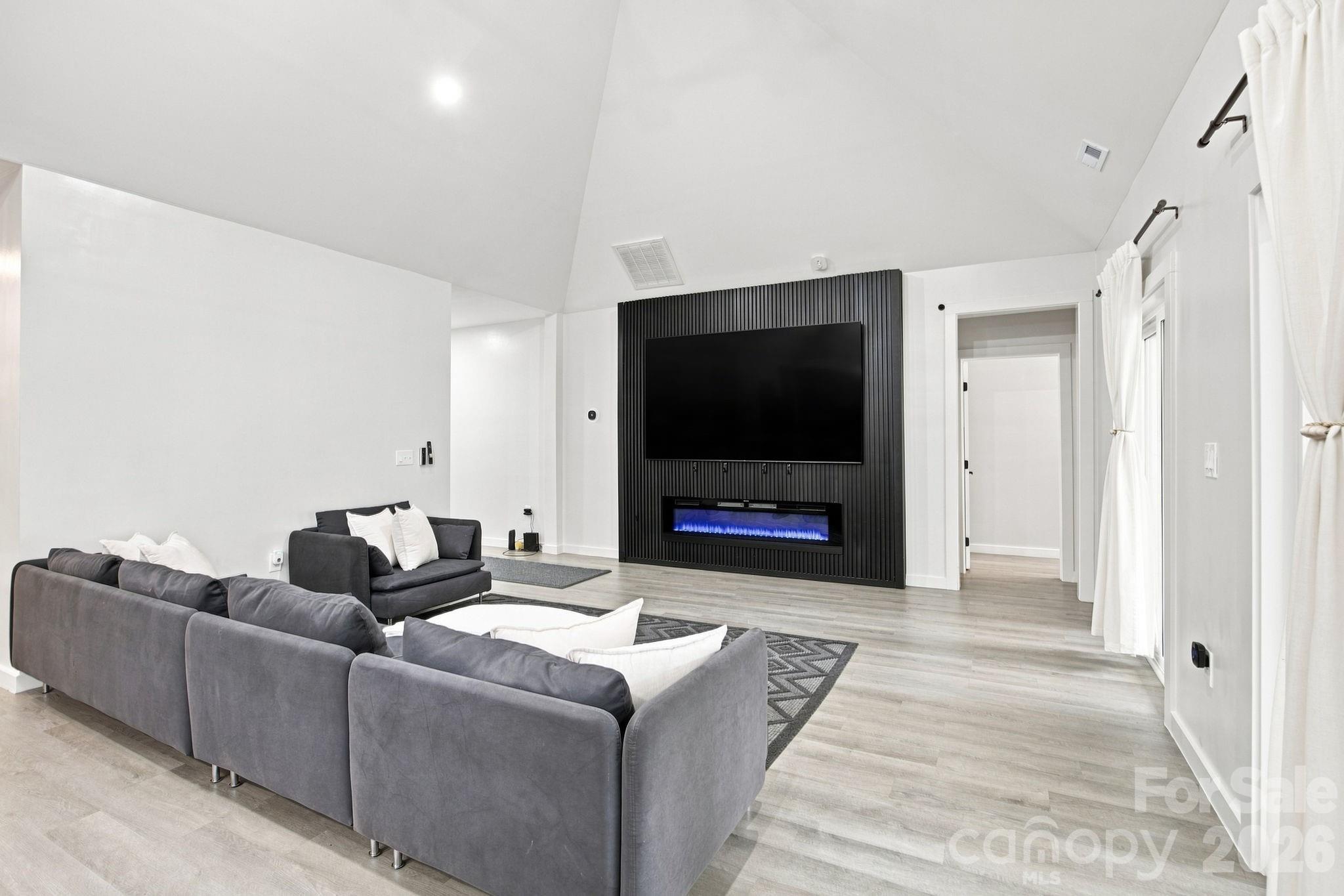 314 Oak Knoll Property Photo 5