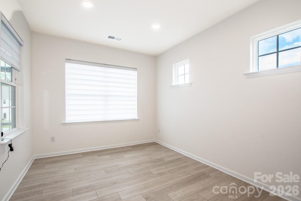 5623 Newton Way Property Photo 9