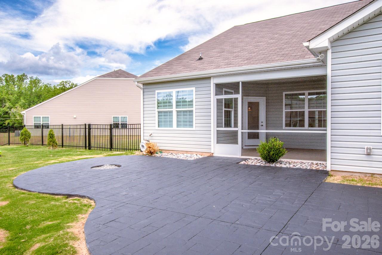 5623 Newton Way Property Photo 11