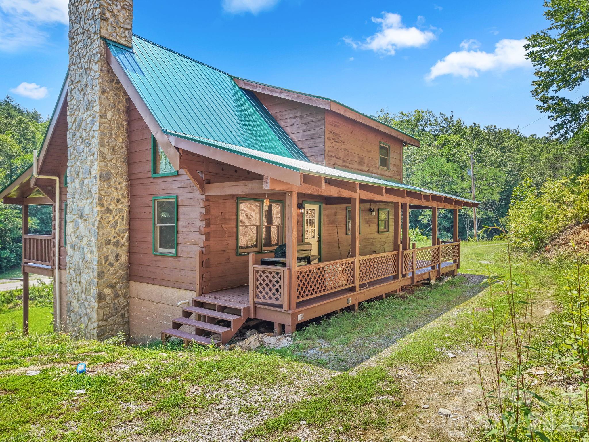 2560 Round Hill Road Property Photo 3