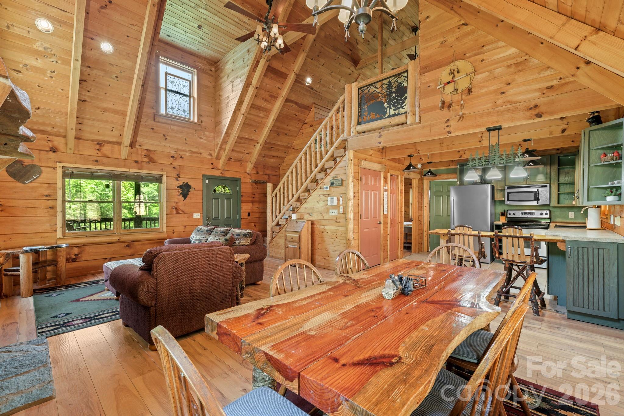2560 Round Hill Road Property Photo 6