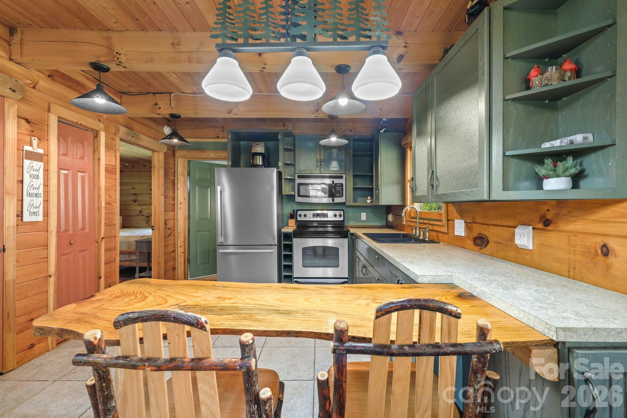 2560 Round Hill Road Property Photo 7