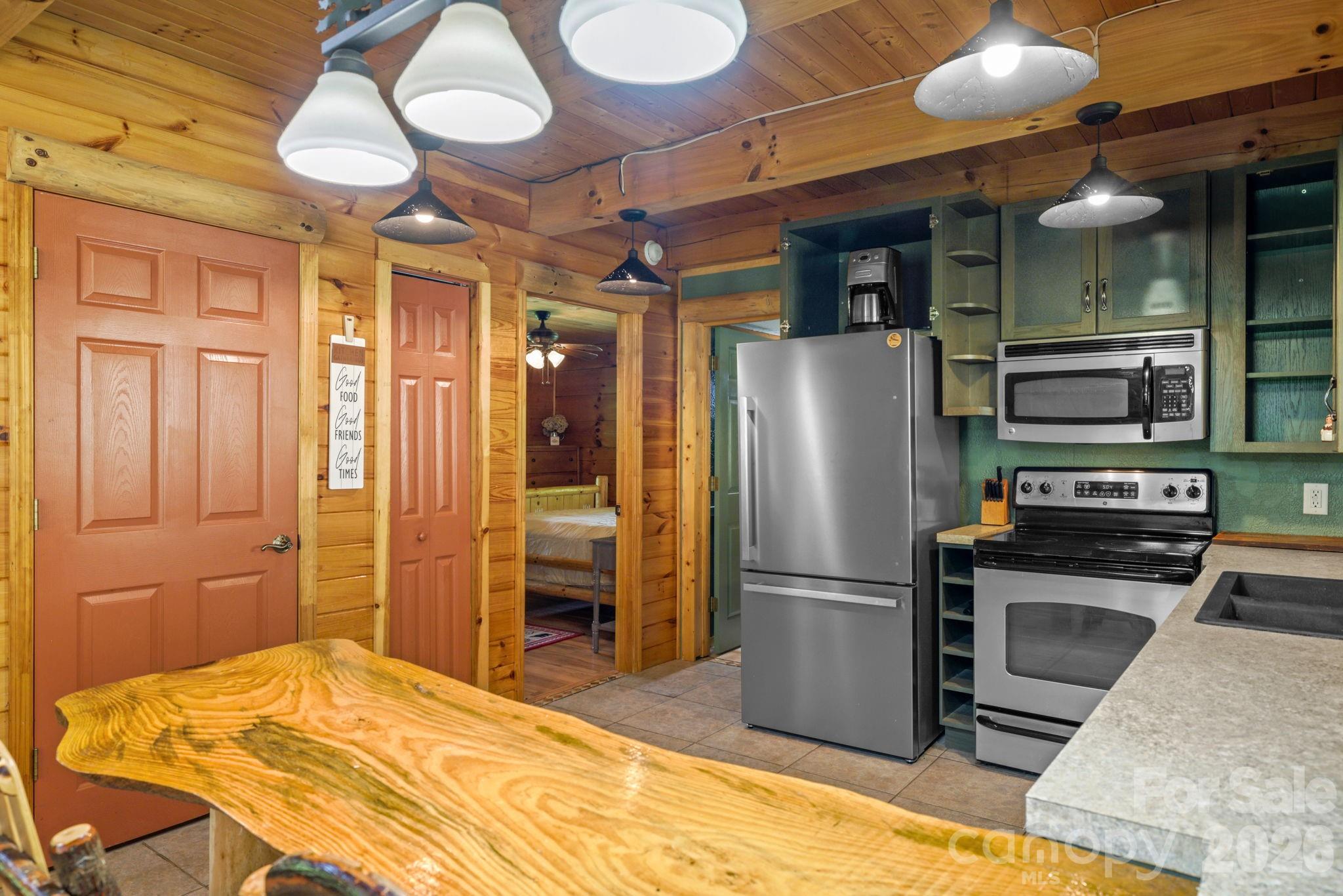 2560 Round Hill Road Property Photo 8
