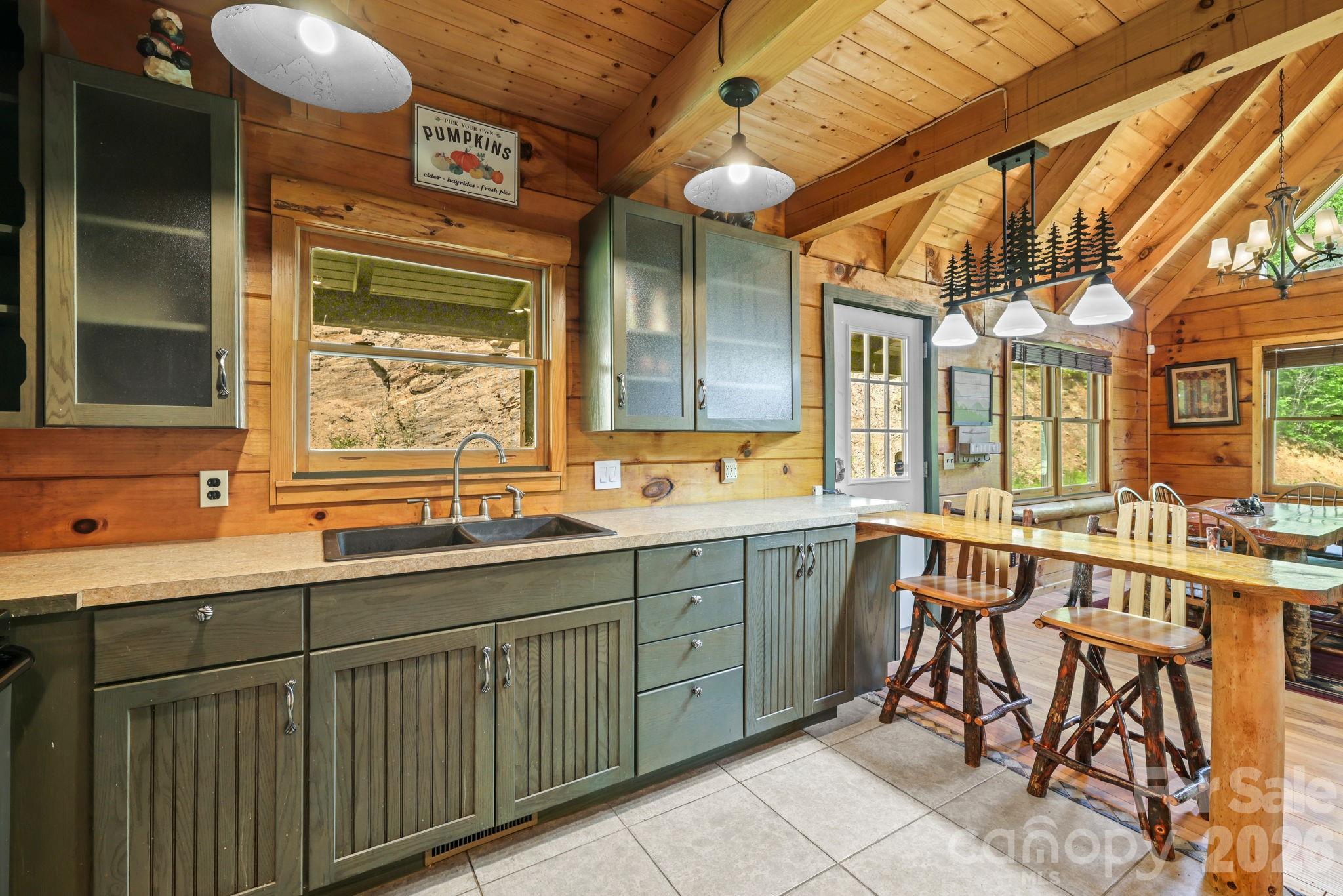2560 Round Hill Road Property Photo 9