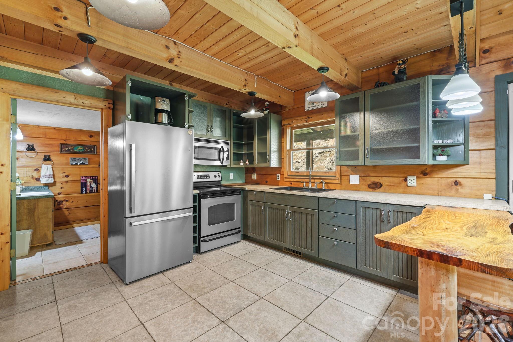 2560 Round Hill Road Property Photo 10