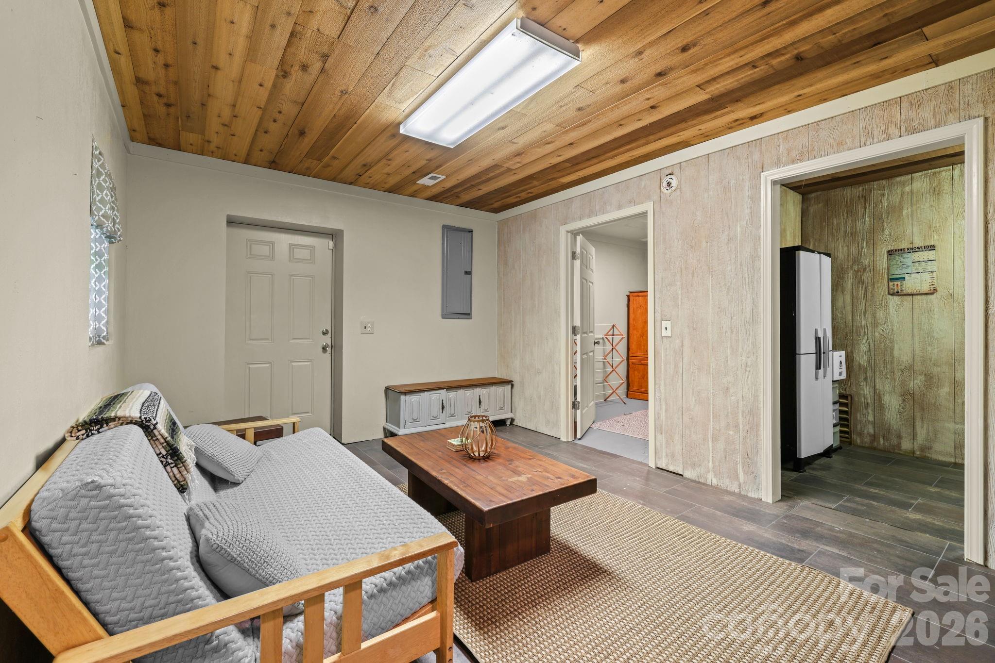 2560 Round Hill Road Property Photo 25