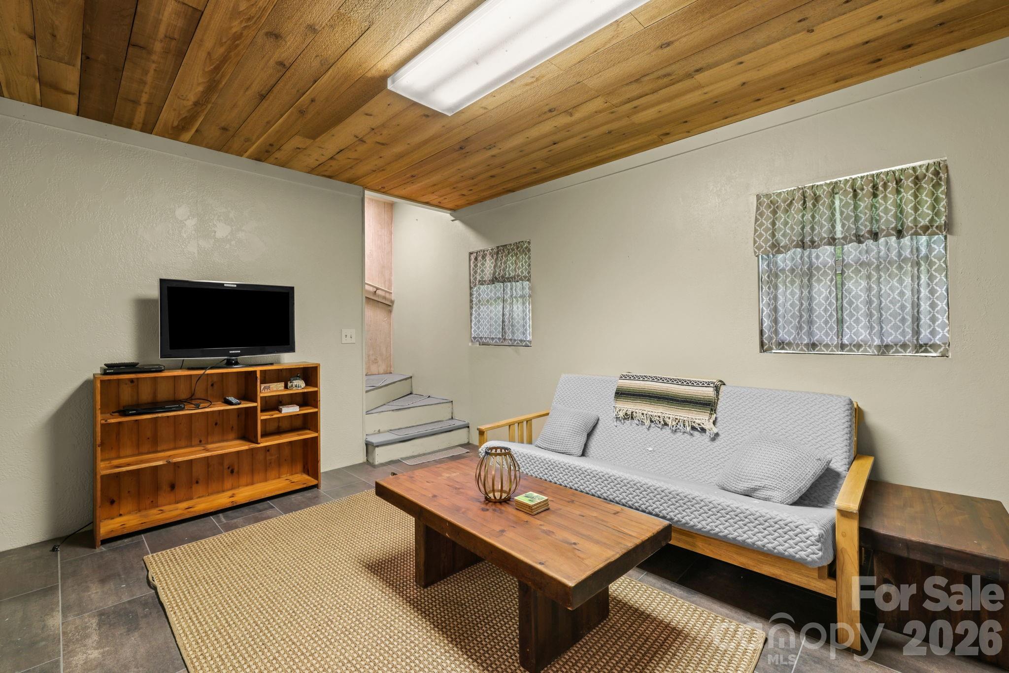 2560 Round Hill Road Property Photo 26
