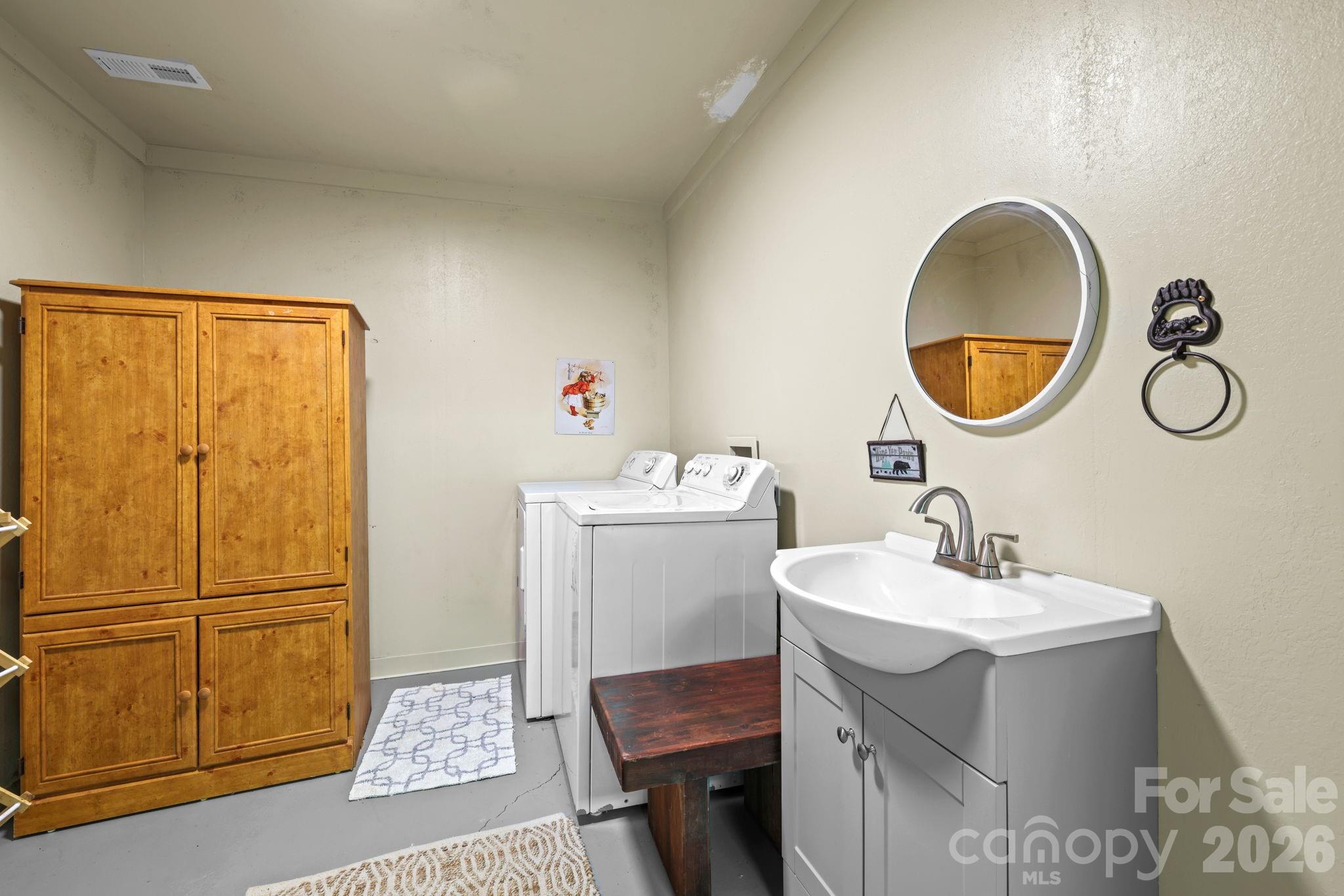 2560 Round Hill Road Property Photo 27