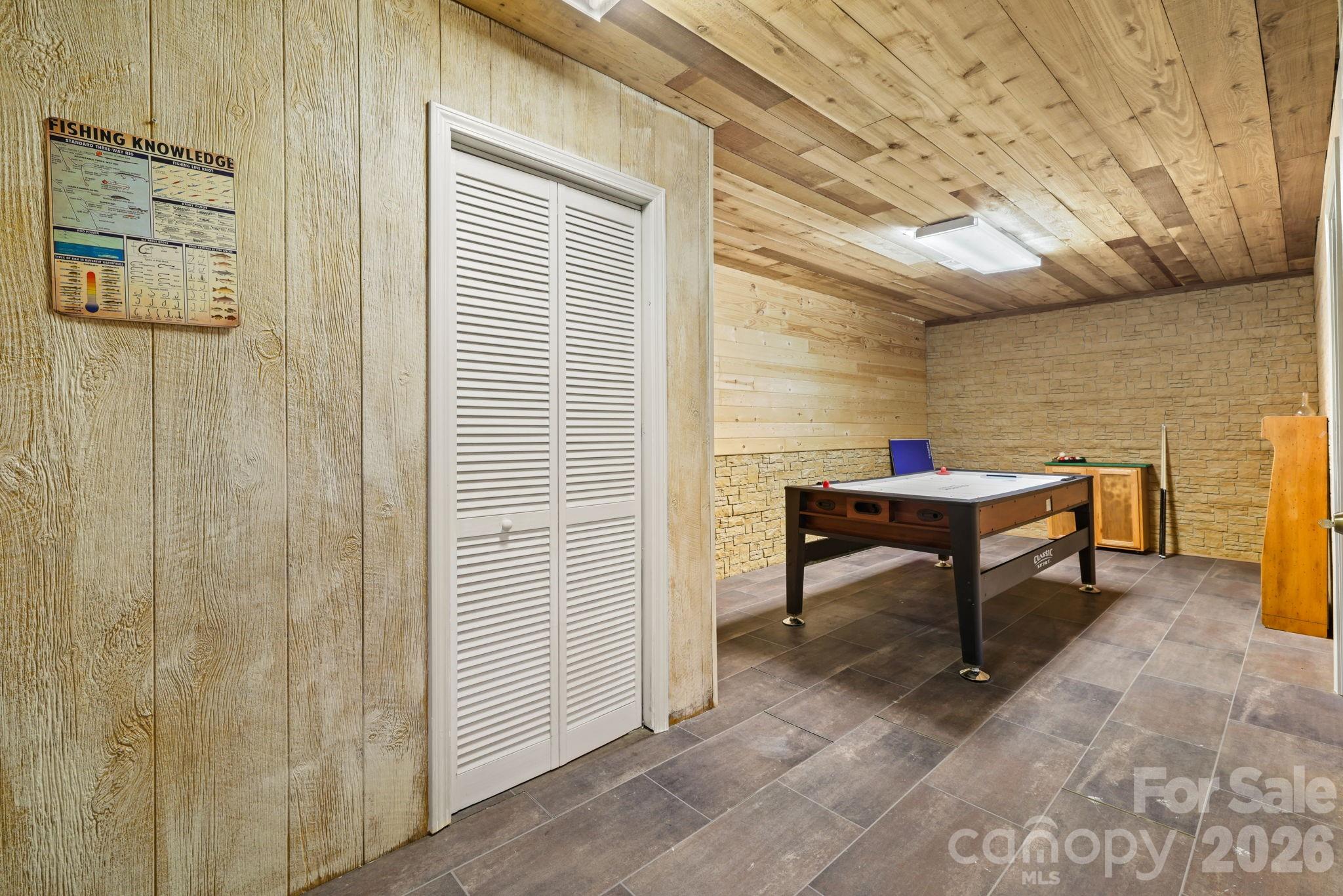 2560 Round Hill Road Property Photo 28