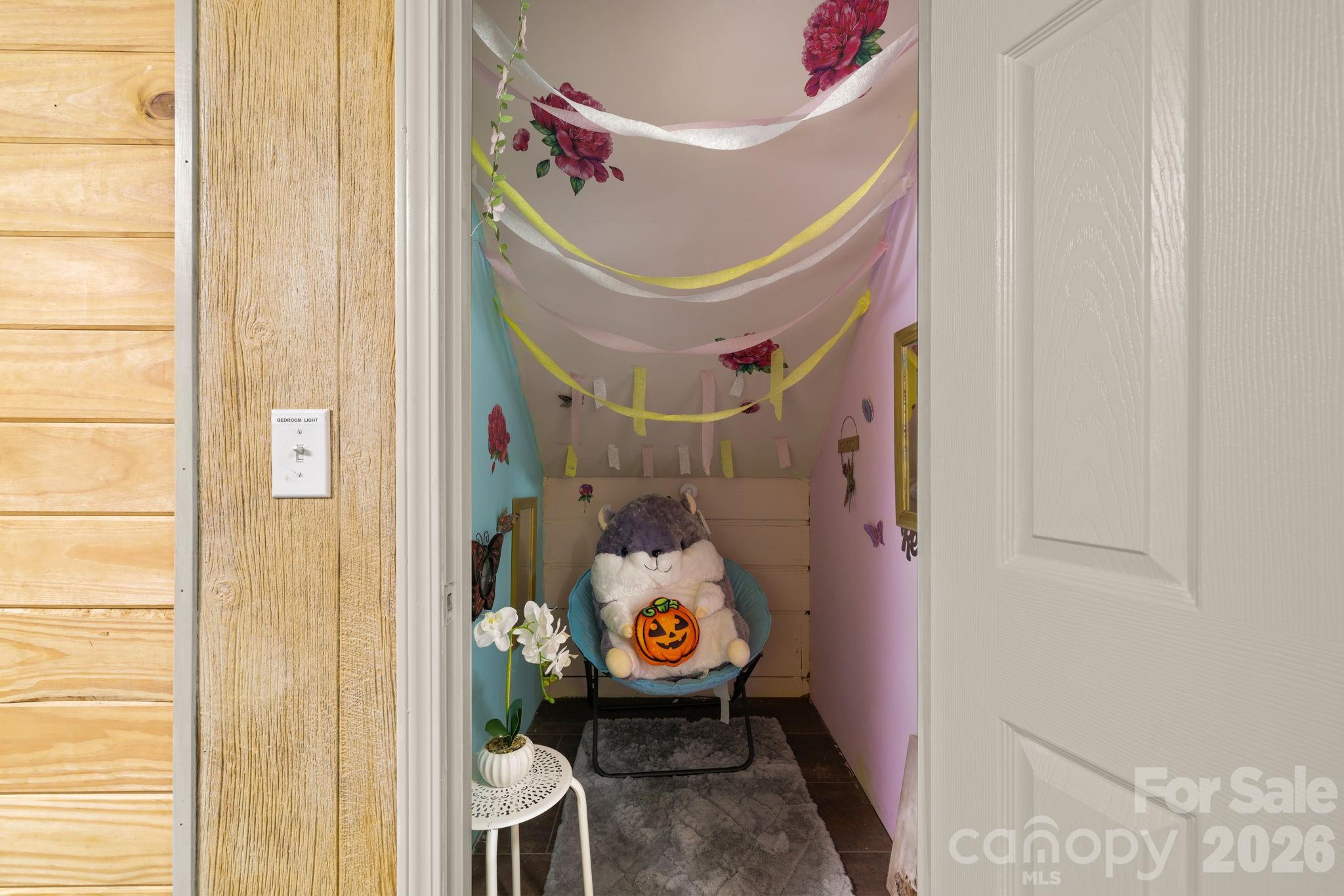 2560 Round Hill Road Property Photo 32