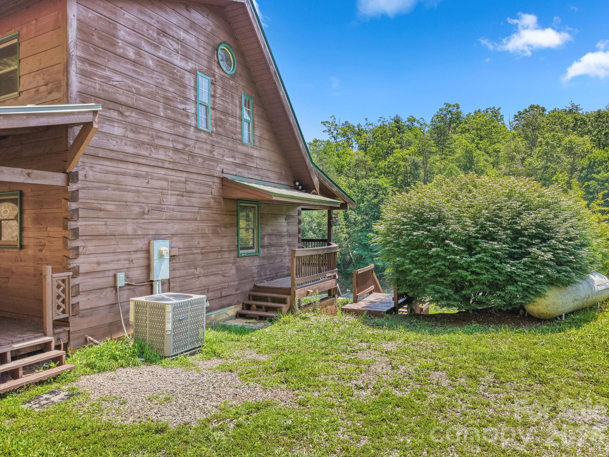 2560 Round Hill Road Property Photo 40