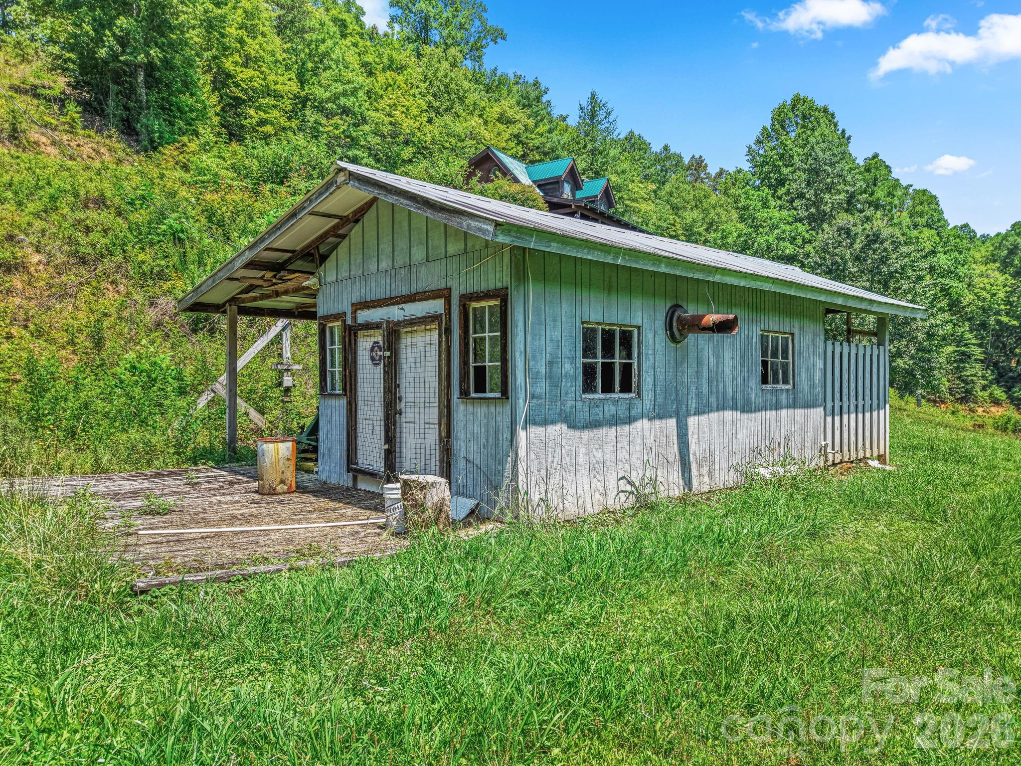 2560 Round Hill Road Property Photo 41